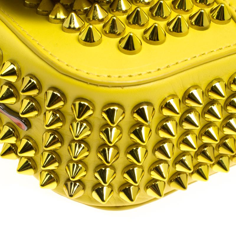 Christian Louboutin Gelbe Mini-Mini-Umhängetasche aus Leder mit Spikes 6