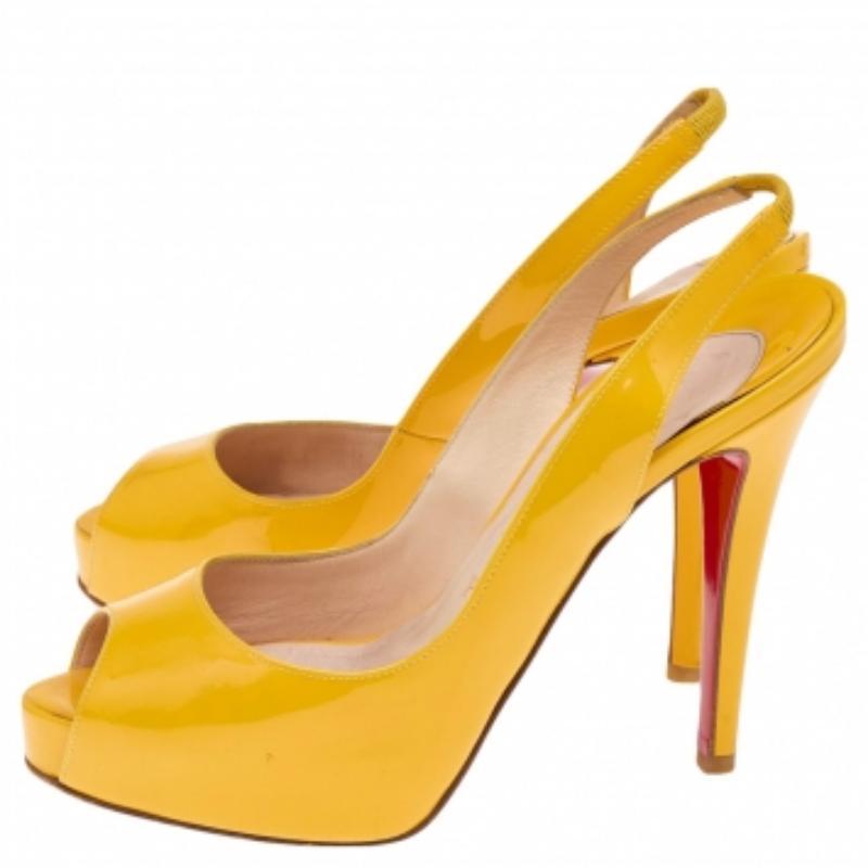 Mélange parfait d'intemporalité et d'élégance, ces sandales Christian Louboutin sont indispensables à toute garde-robe. Habilement conçus en cuir verni, ils présentent des peep-toes et sont sécurisés par des escarpins. Les sandales sont montées sur