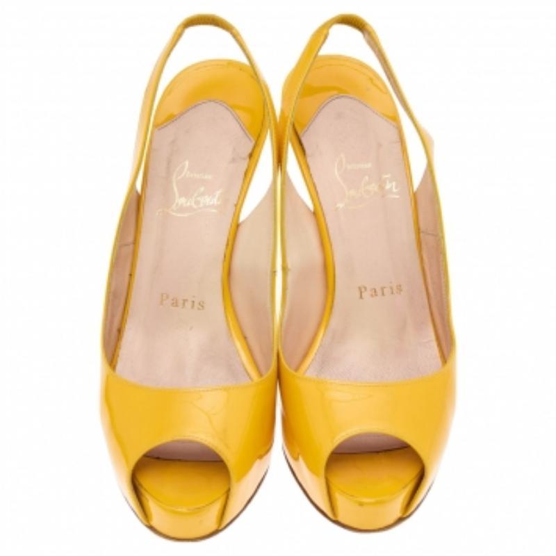 Christian Louboutin Sandales à talons compensés à bout ouvert en cuir jaune taille 36 État moyen - En vente à Dubai, Al Qouz 2