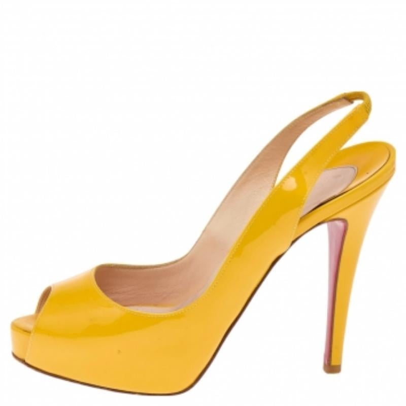 Christian Louboutin Sandales à talons compensés à bout ouvert en cuir jaune taille 36 en vente 1