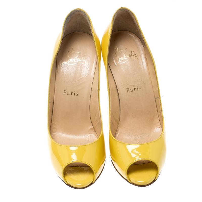 Luxuriously designed from patent leather, this pair of pumps from the house of Christian Louboutin have been designed to make you look like the diva that you are. Featuring a striking shade of yellow, these peep-toe Flo pumps ensure that you become