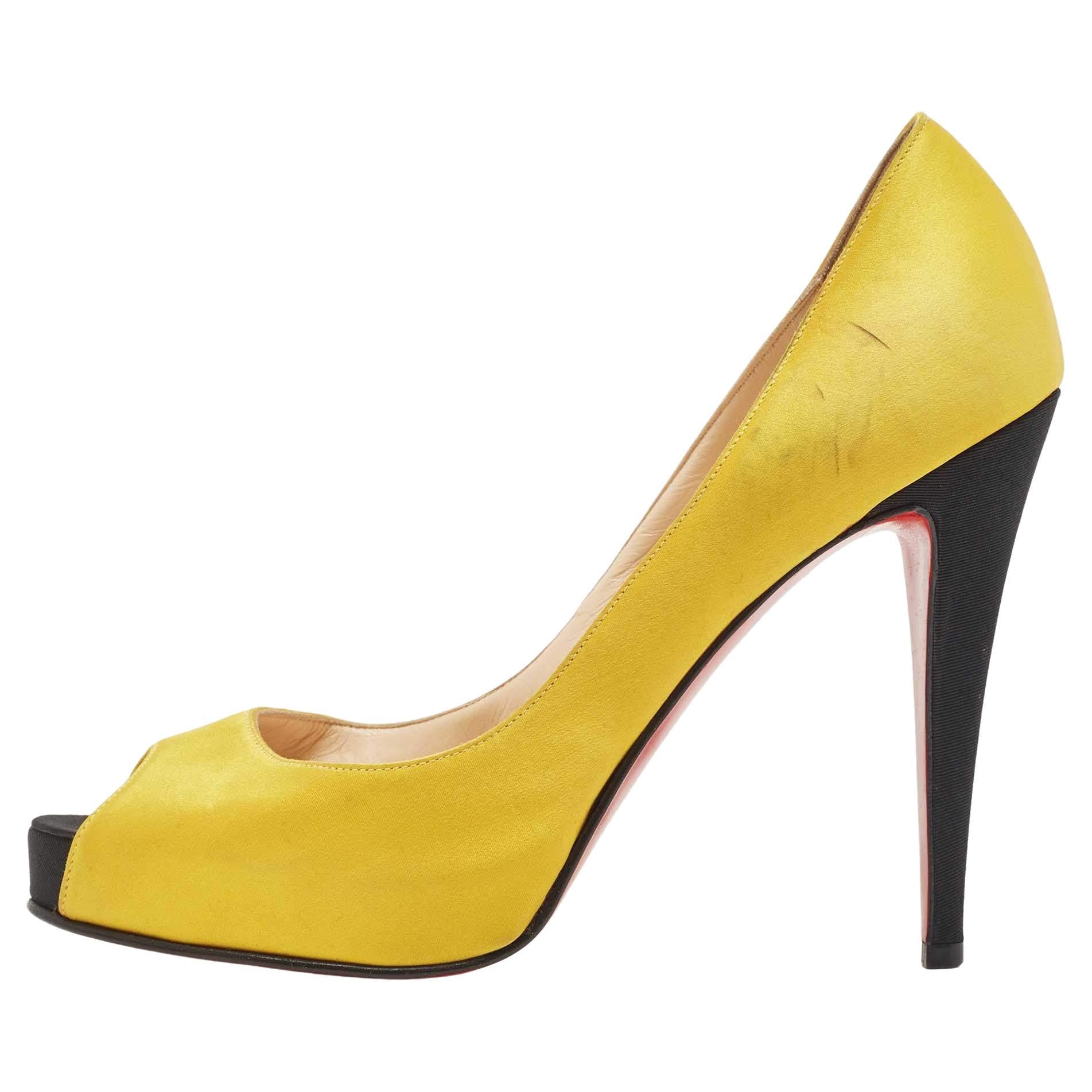 Christian Louboutin escarpins à plateforme à bout ouvert en satin jaune, taille 40 en vente