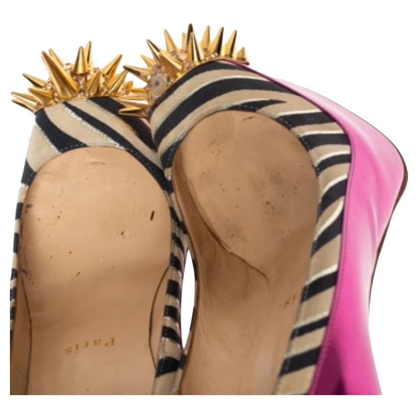 Dai un tocco di classe al tuo stile con queste décolleté realizzate in vernice rosa e camoscio zebrato. Hanno dettagli a spillo in metallo dorato e tacchi alti e sottili che aggiungono interesse. Fai una dichiarazione quando indossi queste décolleté