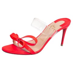 Christian Louboutin Just Nodo Pantoletten aus Leder und PVC mit Knopfleiste Größe 38