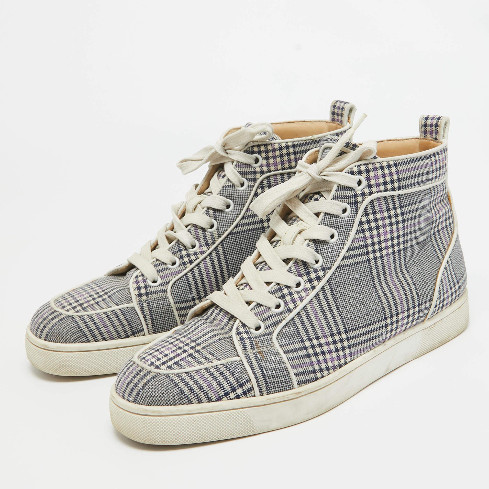 Eleva il tuo gioco di calzature con queste sneakers di Christian Louboutin. Combinando estetica di alto livello e comfort ineguagliabile, queste sneakers sono un simbolo del lusso moderno e del gusto impeccabile.