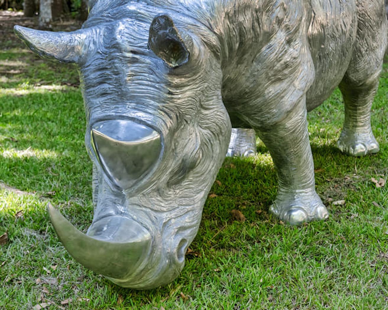 'Rhino a la Charge' Life Size - Sculpture by Christian Maas