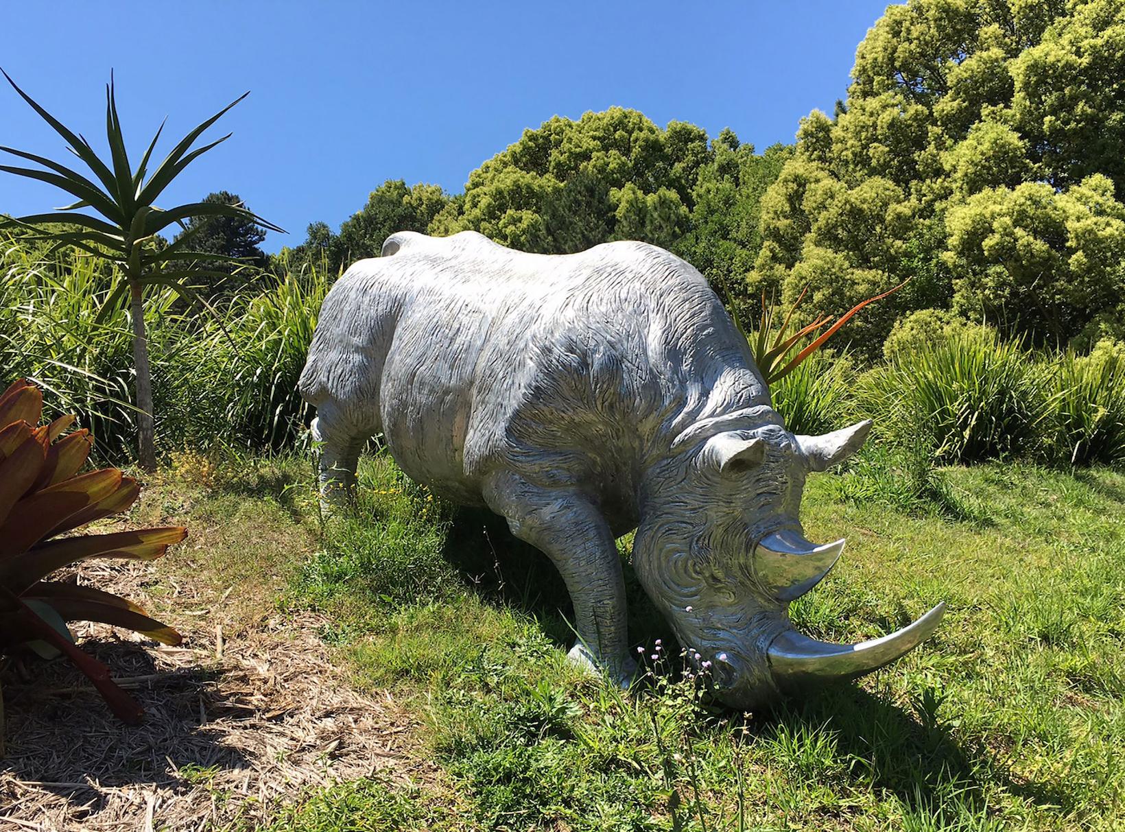 'Rhino a la Charge' Life Size - Contemporary Sculpture by Christian Maas