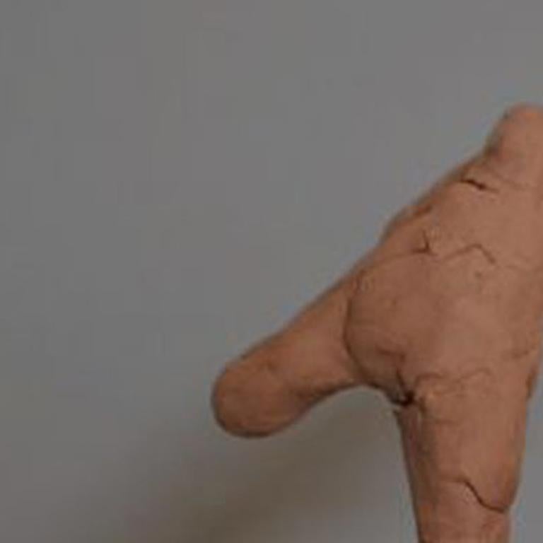 Bailarina Estiramiento, Arcilla Roja Contemporánea Británica - Sculpture Contemporáneo de Christian Mizon