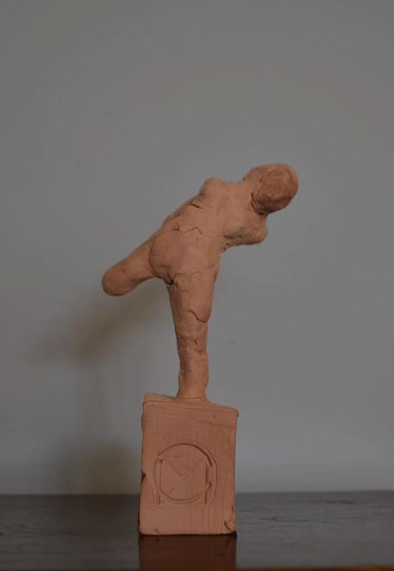 Nude Sculpture de Christian Mizon - Bailarina Estiramiento, Arcilla Roja Contemporánea Británica