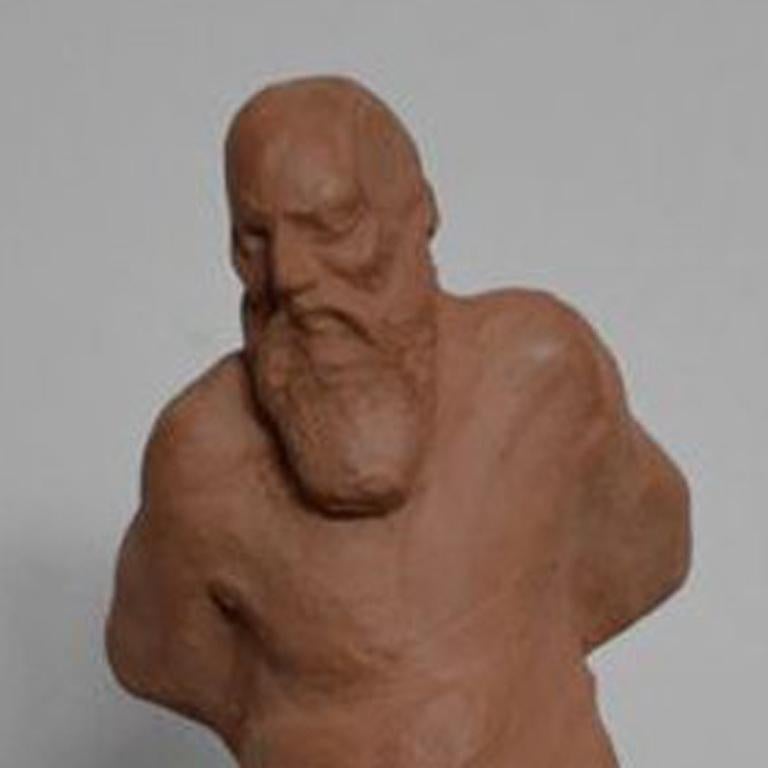The Scholar - Sculpture contemporaine en argile rouge - Gris Nude Sculpture par Christian Mizon