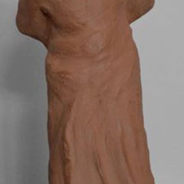 Christian Mizon 
Contemporain 
L'érudit
Argile rouge 
Hauteur : 6 ¼ pouces (16 cm)
Estampillé par l'artiste

Christian Mizon est diplômé du Camberwell College of Arts, et est basé à Londres. Il est également artiste invité au V&A, en tant que