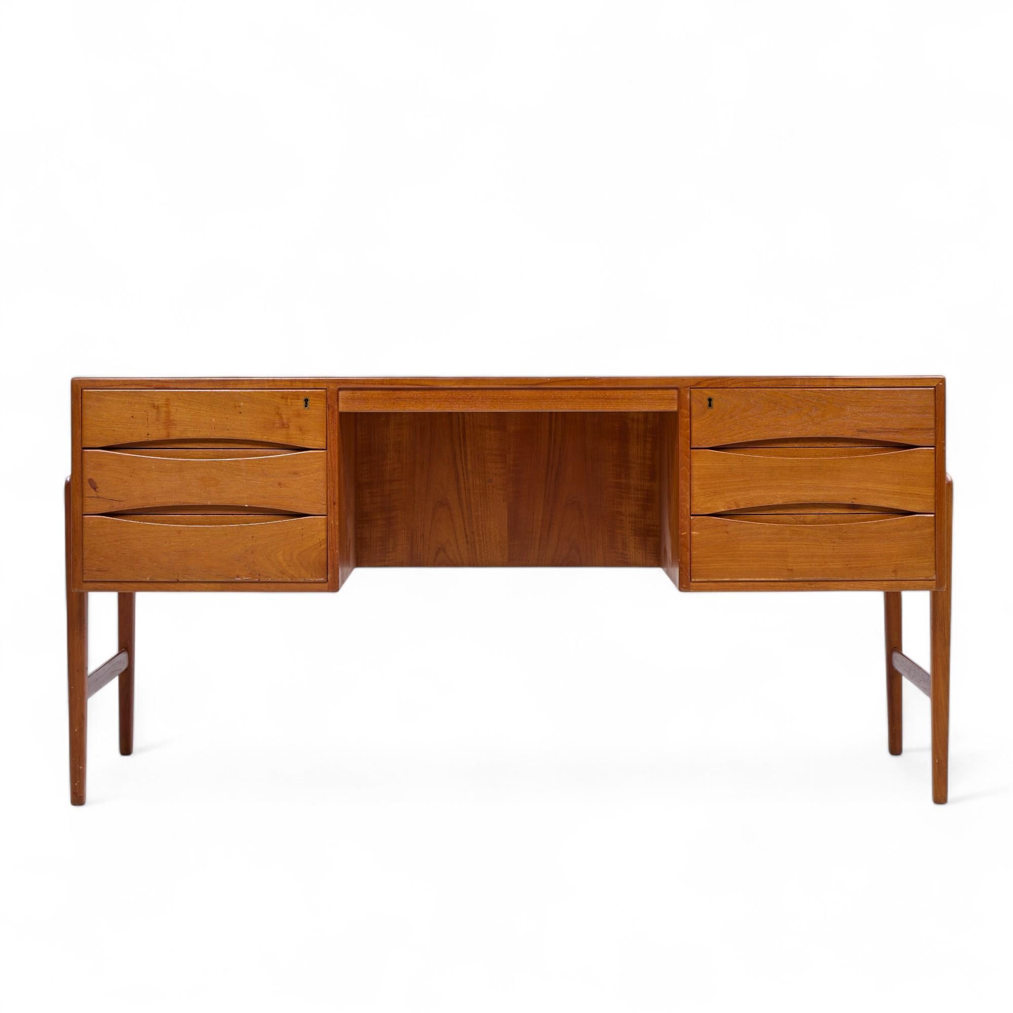 Christian Møller Mid Century Danish Teak Executive Desk

This desk measures: 61.25 wide x 30.5 deep x 29.75 high, with a chair clearance of 27.5 inches

Good Vintage Condition - Desk has Minor Scratches Throughout. One Larger Area of Stain Wear on