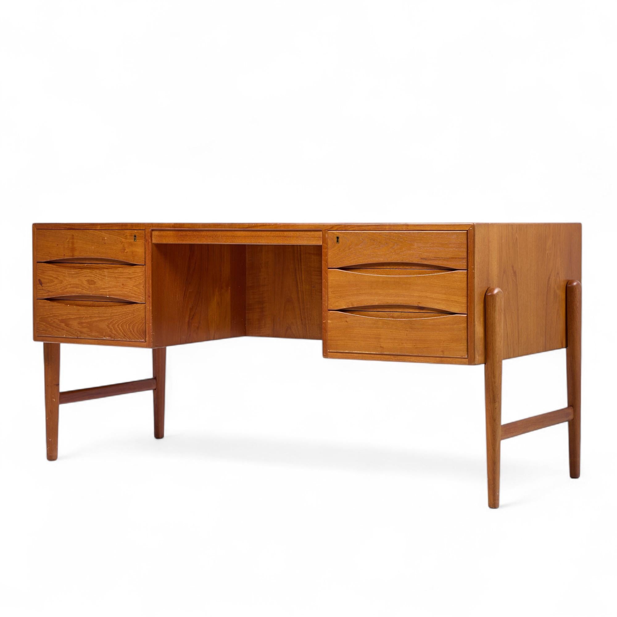 Christian Møller Mid Century Danish Teak Executive Desk (Moderne der Mitte des Jahrhunderts) im Angebot