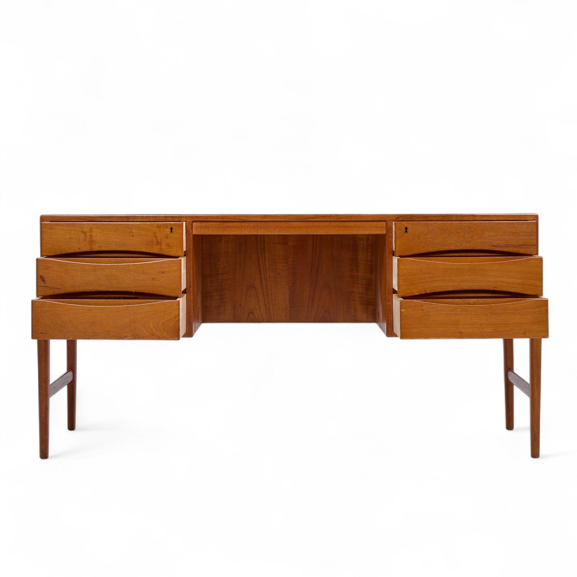 Christian Møller Mid Century Danish Teak Executive Desk (20. Jahrhundert) im Angebot