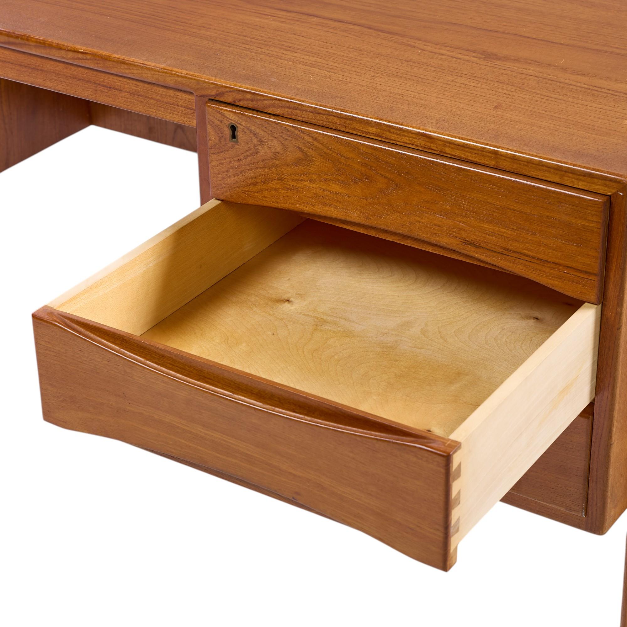 Christian Møller Mid Century Danish Teak Executive Desk im Angebot 1