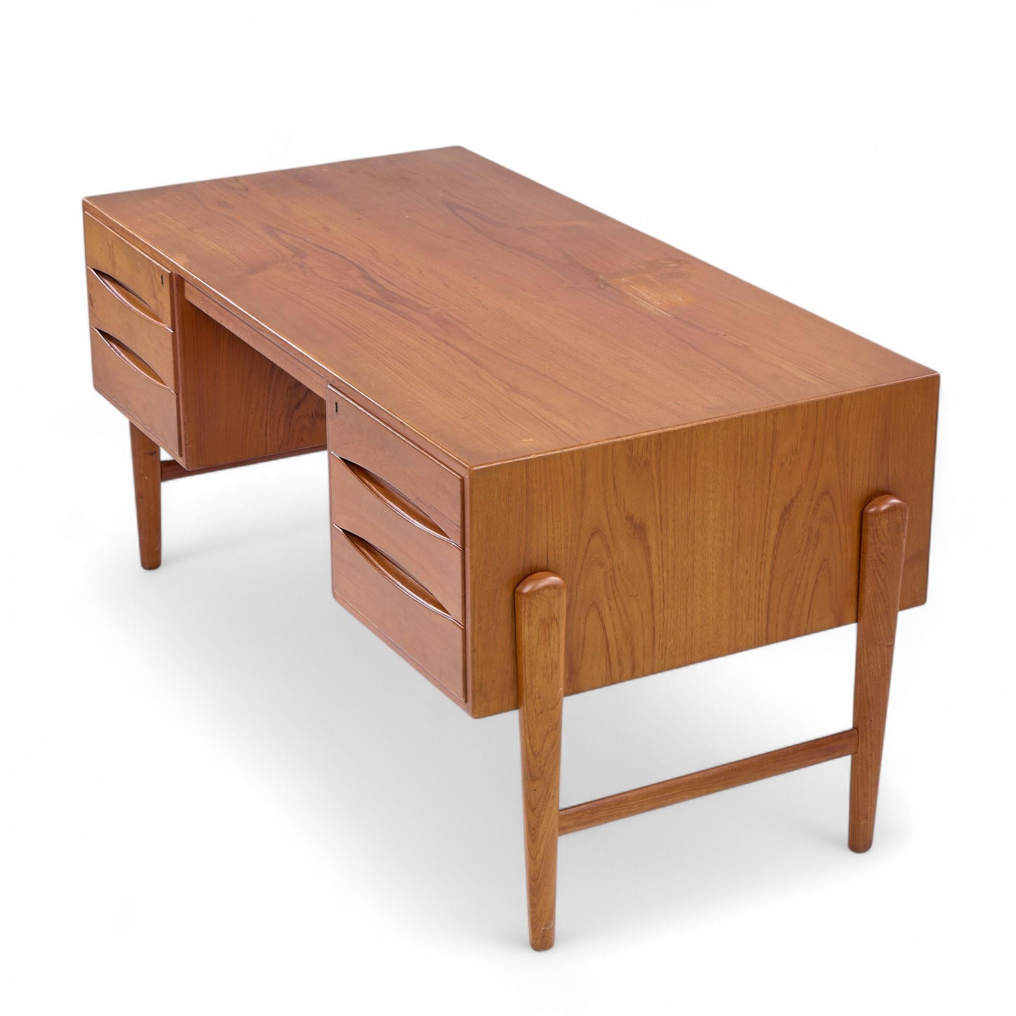 Christian Møller Mid Century Danish Teak Executive Desk im Angebot 2