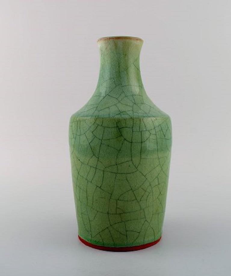 Christian Poulsen (1911-1991), Denmark. Unique vase in glazed ceramics.
Beautiful crackled glaze in shades of green, circa 1950.
Signed.
Measures: 25 x 13 cm.
In very good condition.