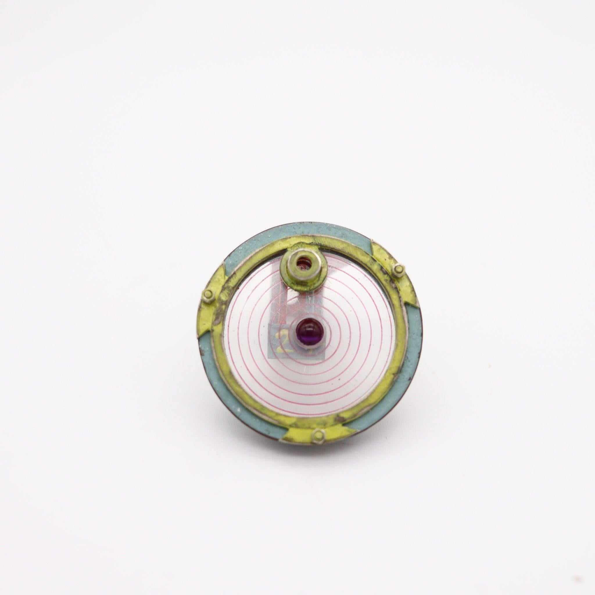 Donna CHRISTIAN QUICENO 2017 Anello scultoreo concettuale in materiali riciclati in vendita