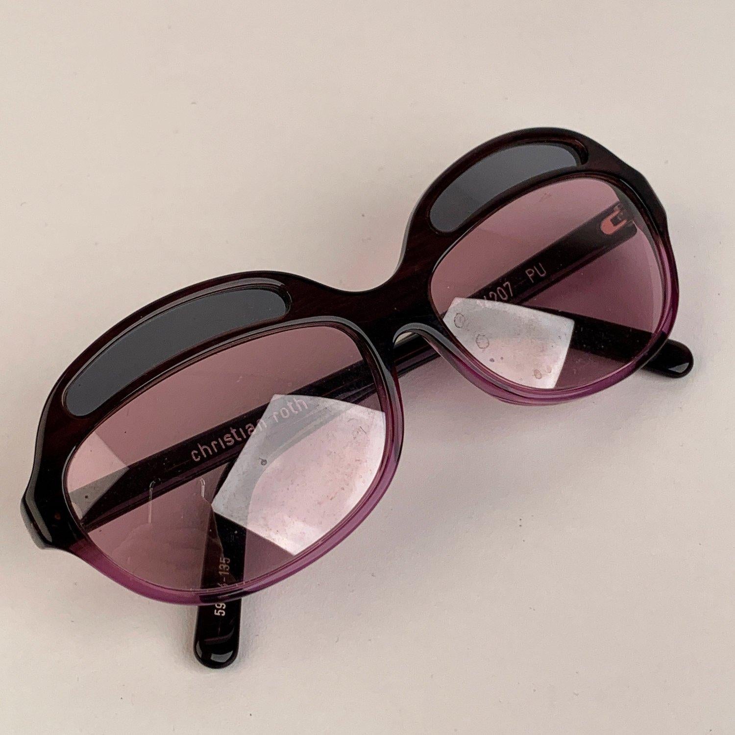 Magnifiques lunettes de soleil vintage Christian Roth, mod. 14207, des années 1990. Monture translucide violette avec détails de doubles lentilles. Verres originaux roses (100% de protection UVA/UVB). Mod & refs : 59/14 - 135 - 14207 - PU - Fabriqué