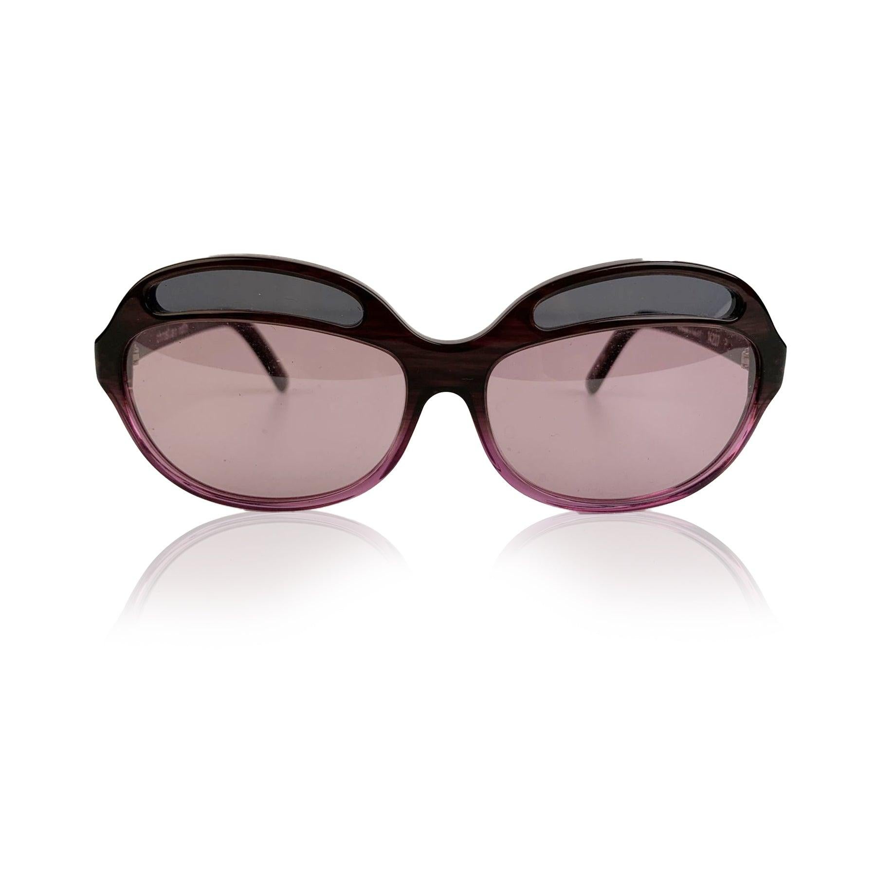 Tauchen Sie ein in die Welt des kultigen 90er-Jahre-Stils mit dieser schönen Vintage-Sonnenbrille von Christian Roth, Modell 14207. Diese im Herzen Italiens entworfene Sonnenbrille hat einen lilafarbenen, durchscheinenden Rahmen, der eine verspielte