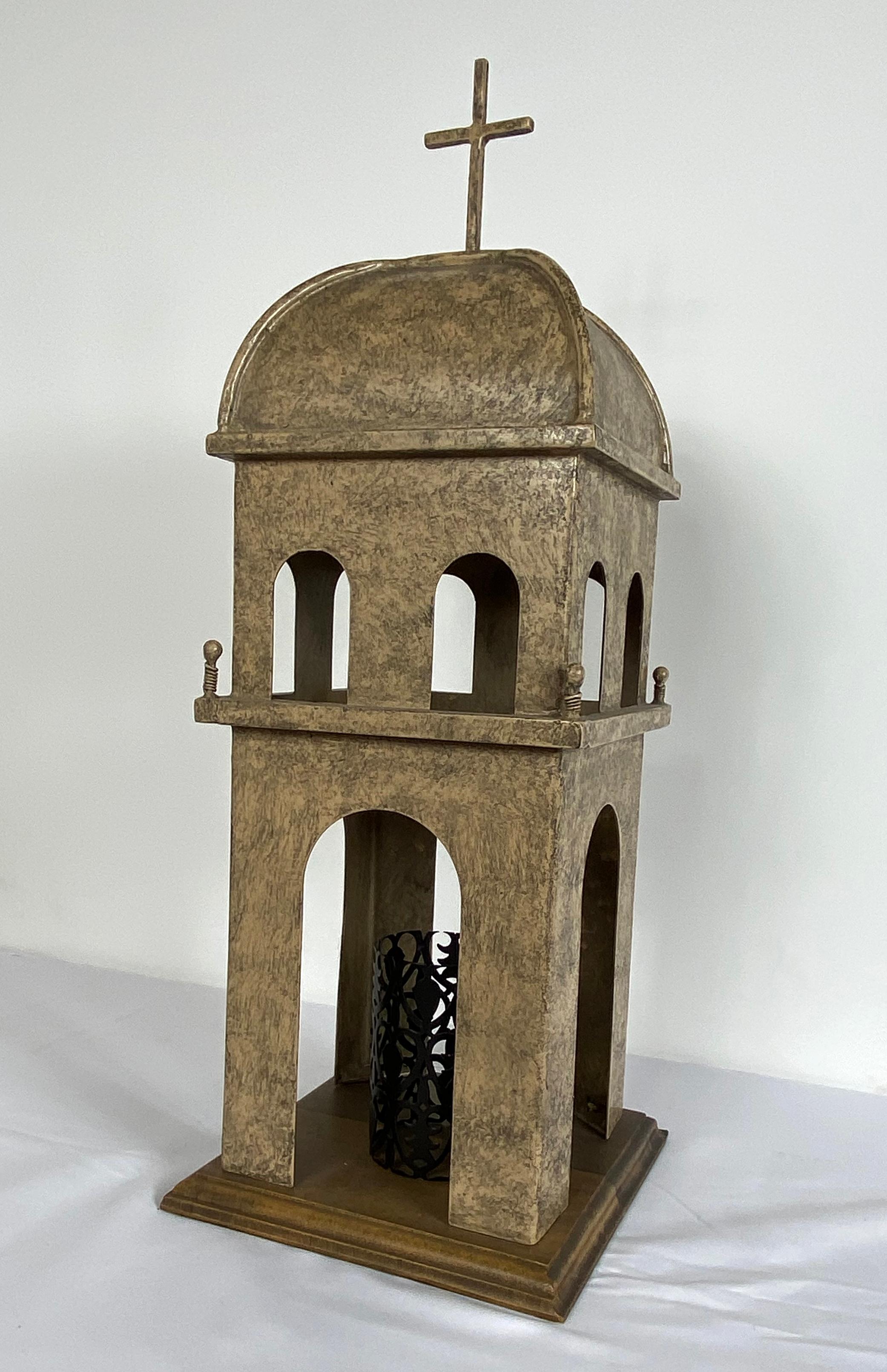 Dieses charmante, schwere Eisen-Kerzenhaus wurde als Tischschmuck für eine Private Prep School angefertigt. Er wurde in Anlehnung an das Schulsymbol, den Turm am Eingang der Schule, entworfen.   Er hat einen Holzsockel und eine spezielle Oberfläche,