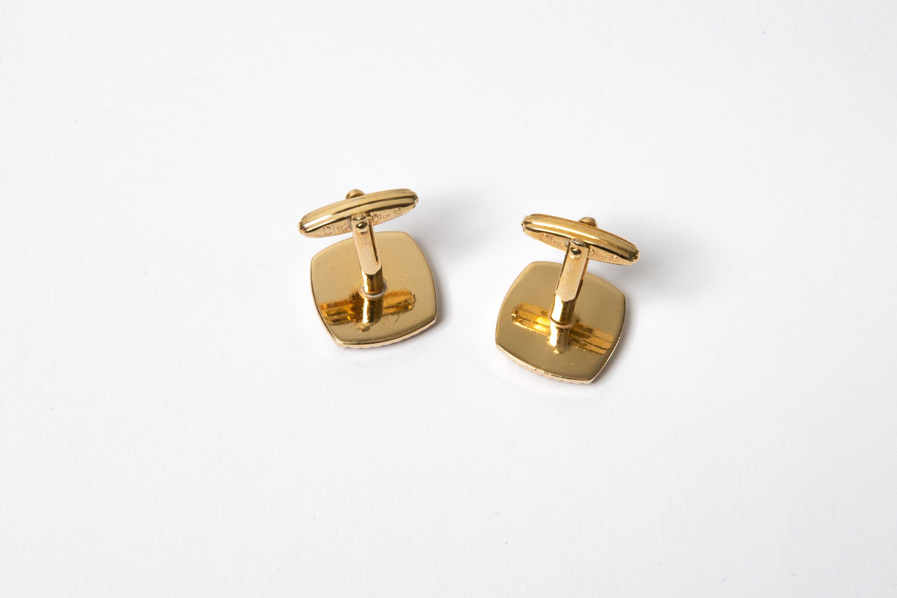 Clip de cravate et boutons de manchette Christian Silver Tone Logo Set Bon état - En vente à Paris, FR