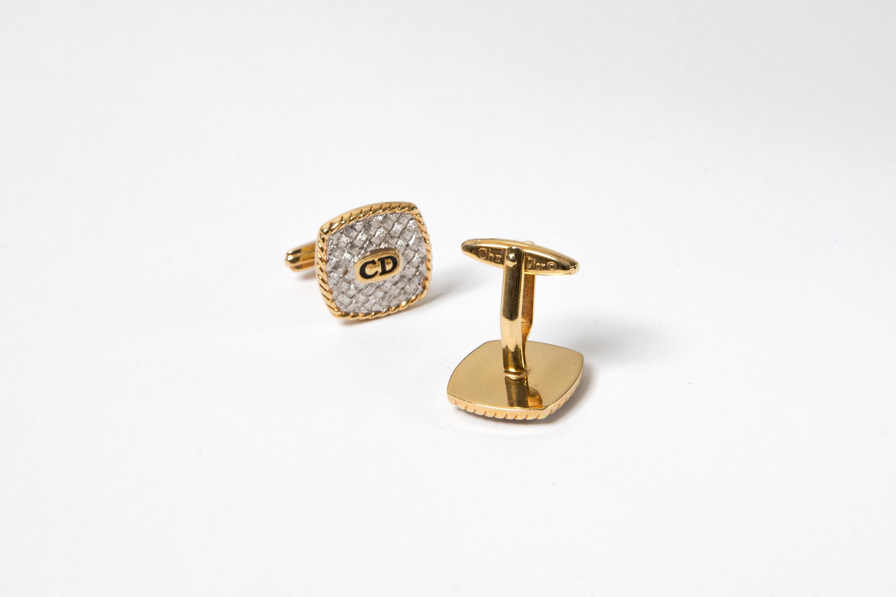 Clip de cravate et boutons de manchette Christian Silver Tone Logo Set Pour hommes en vente