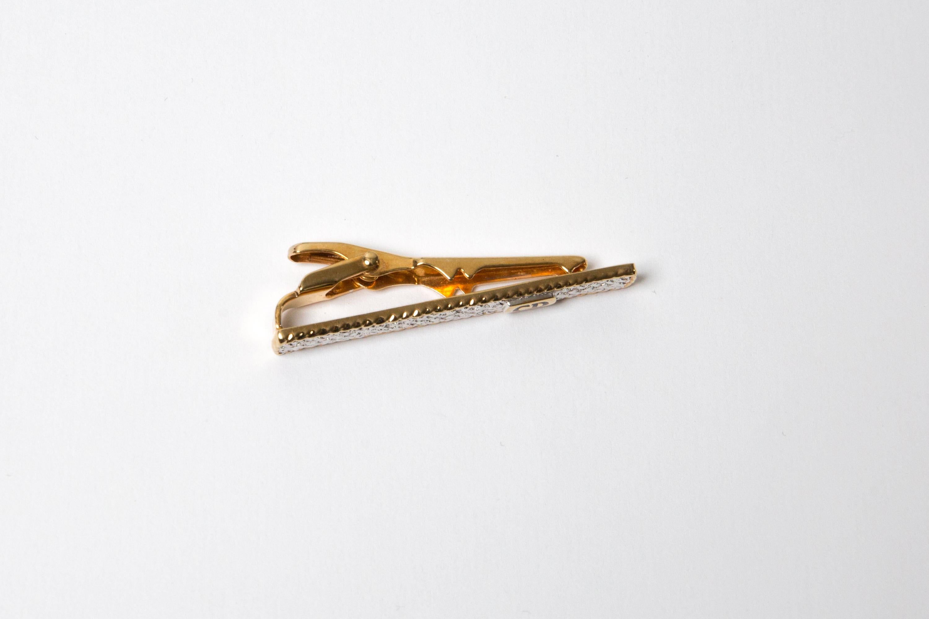 Clip de cravate et boutons de manchette Christian Silver Tone Logo Set en vente 1