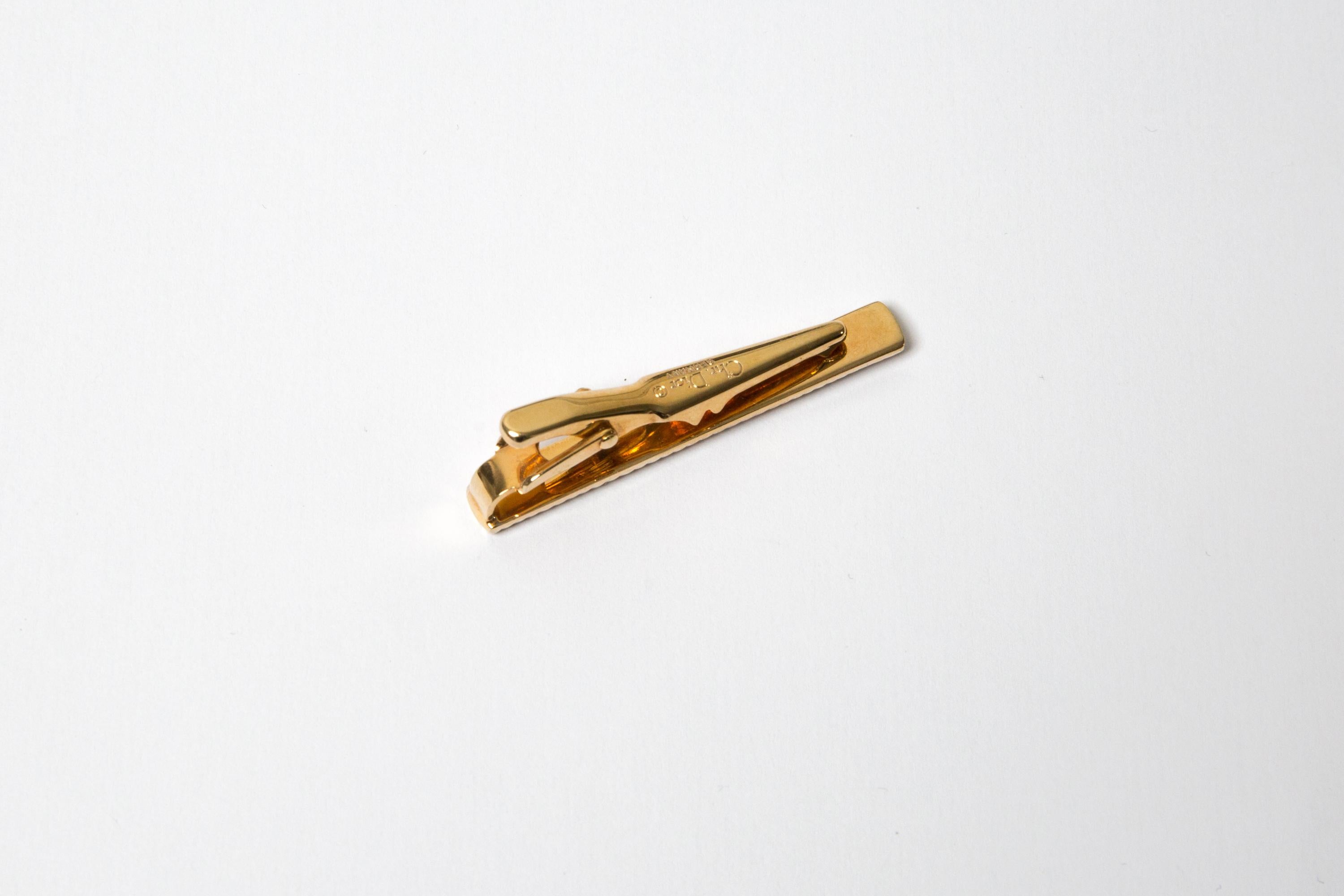 Clip de cravate et boutons de manchette Christian Silver Tone Logo Set en vente 2