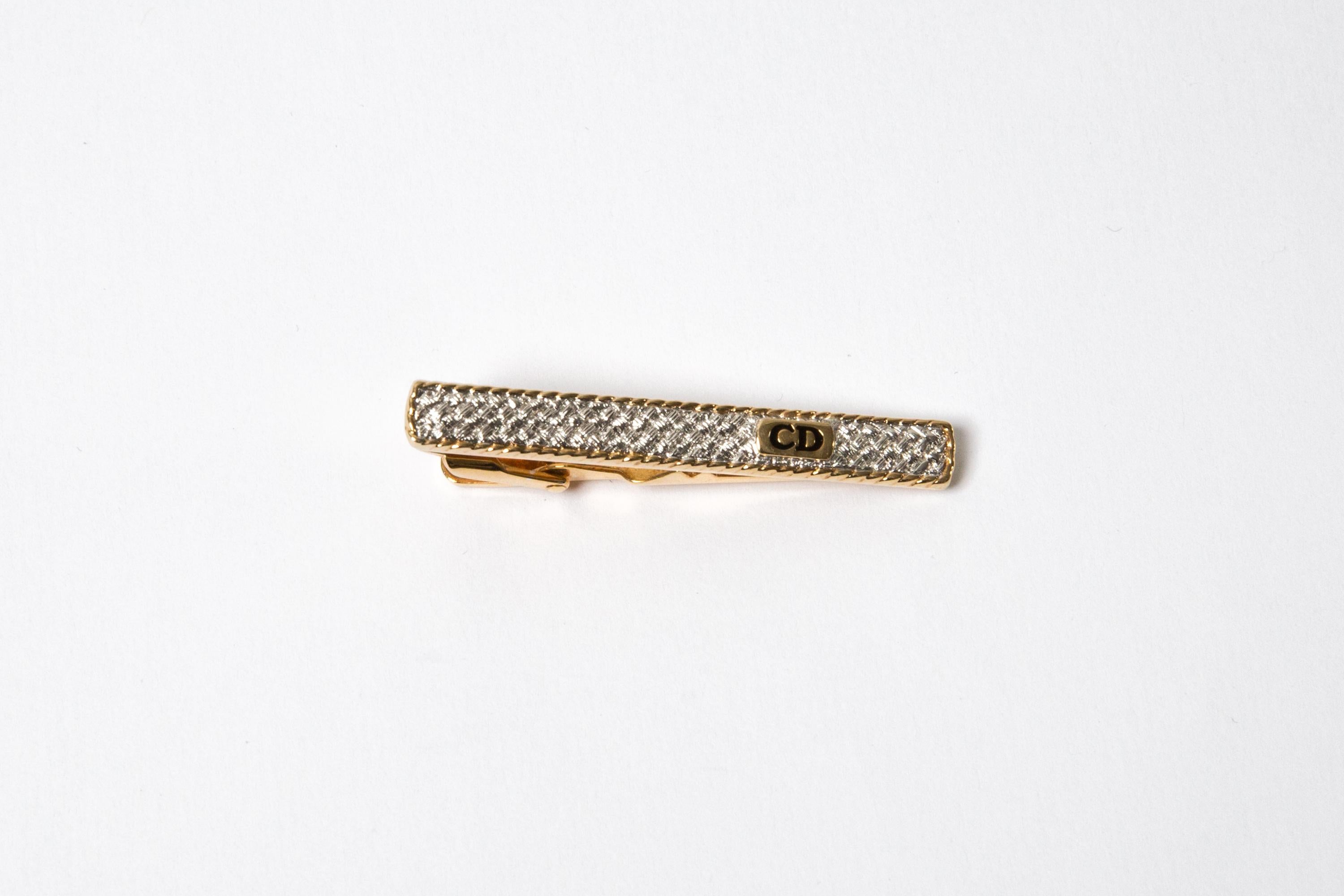 Clip de cravate et boutons de manchette Christian Silver Tone Logo Set en vente 3