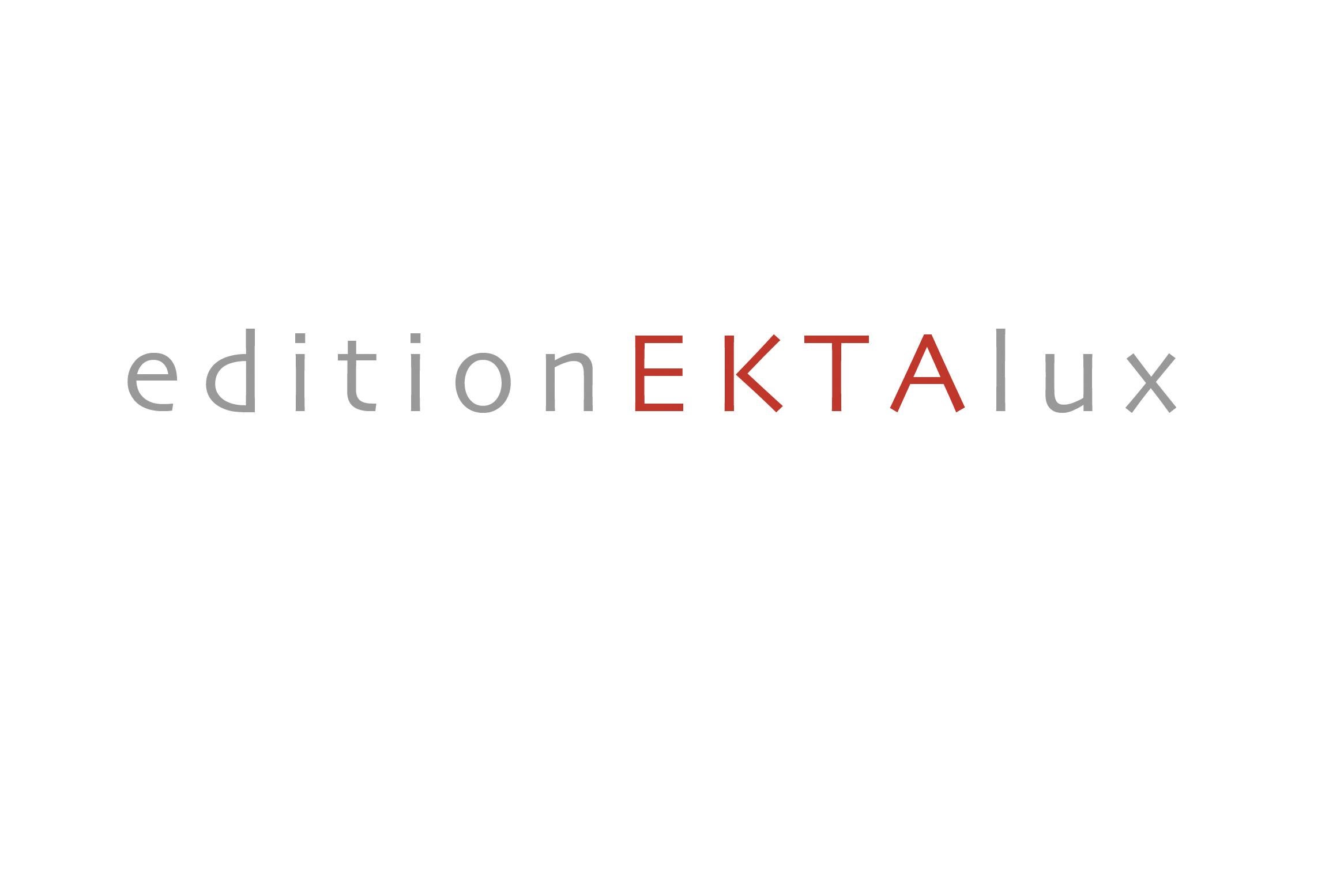 BRIEF E von Christian Stoll
großformatige konzeptionelle Fotografie, die mit der Perspektive des Betrachters spielt 

unglaubliche Details in diesem Werk, einer Serie von Standbildern, die mit gefundenen Objekten und der Perspektive des Betrachters