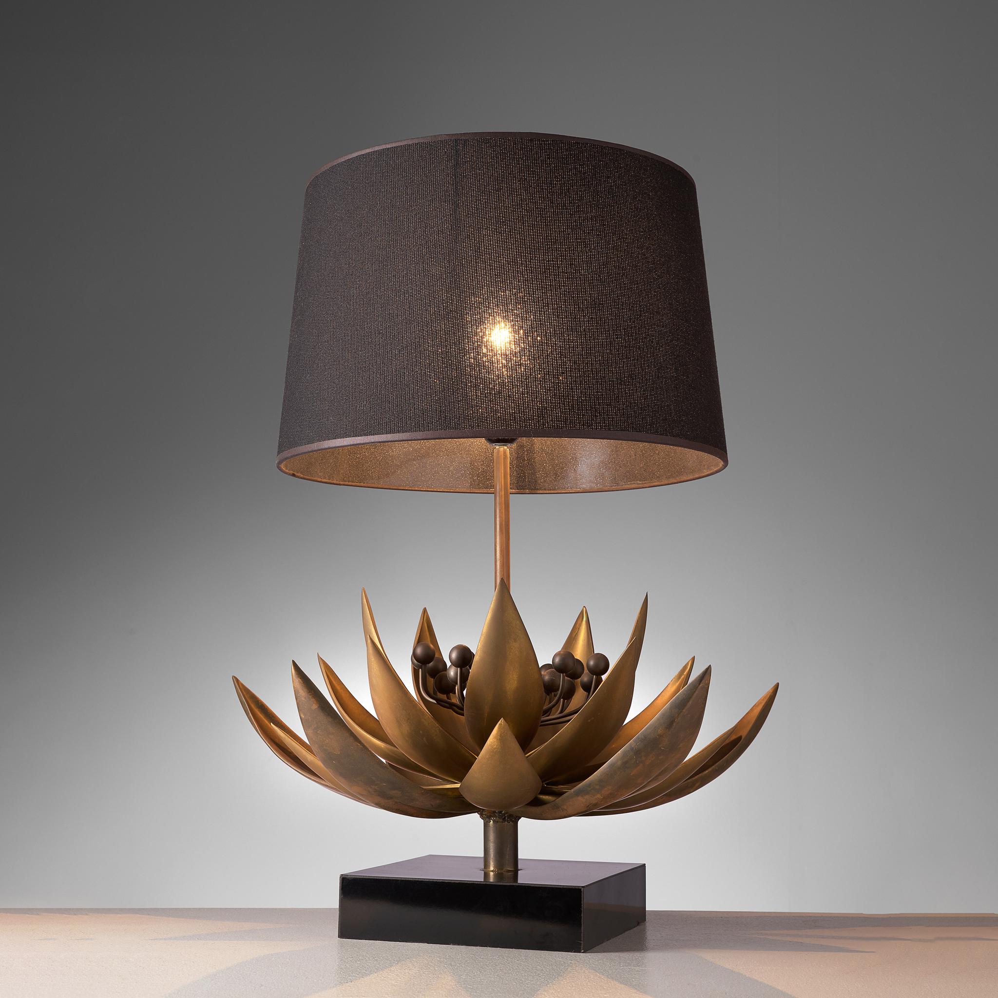 Christian Techoueyres for Maison Jansen, table lamp, brass, stone, France, 1970s.

This elegant and naturalistic table lamp bears strong traits of the Classic shaded desk light. The base holds a large flower shape, executed in brass. The direct