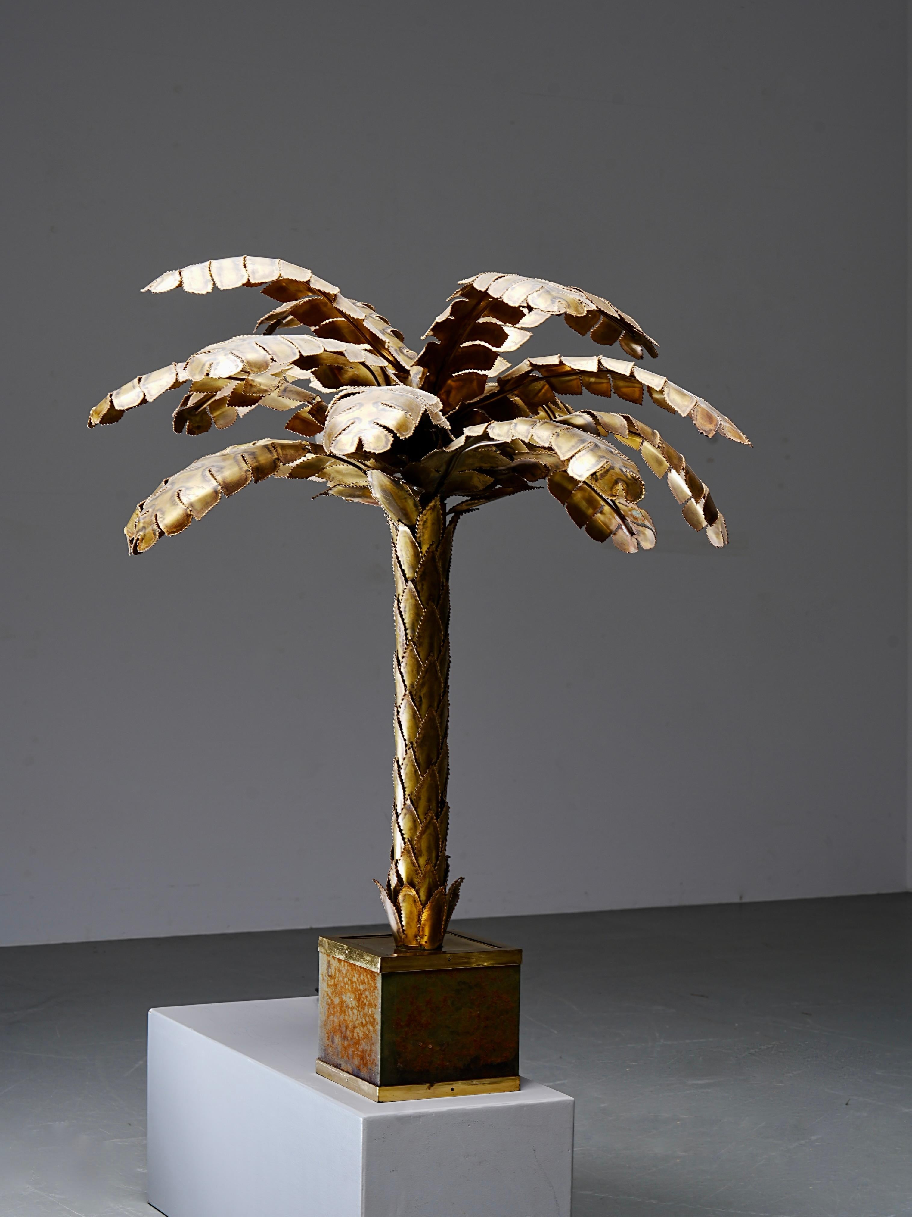 Lámpara de pie de palmera diseñada por Christian Techoueyres para Maison Jansen, Francia, años setenta.
Esta lámpara escultural está hecha de latón cortado y soldado a mano, con forma de hojas de palmera y bordes finamente dentados. El diseño