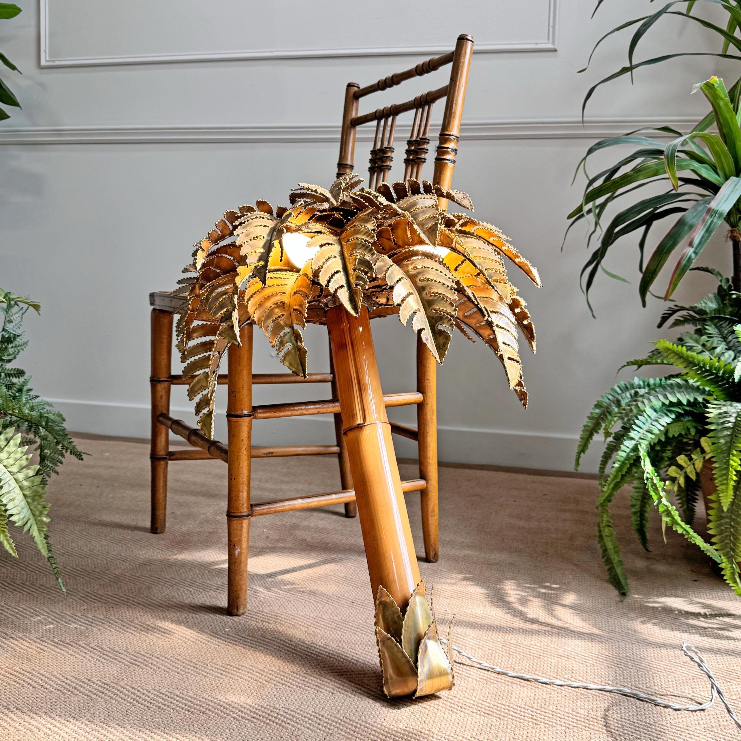 Superbe et rare design original des années 1970 de Christian Techoueyres pour Maison Jansen, Palm Tree Wall Light, feuilles de palmier en laiton et tronc de bambou travaillés à la main. Ce design iconique provient de l'une des maisons de design les