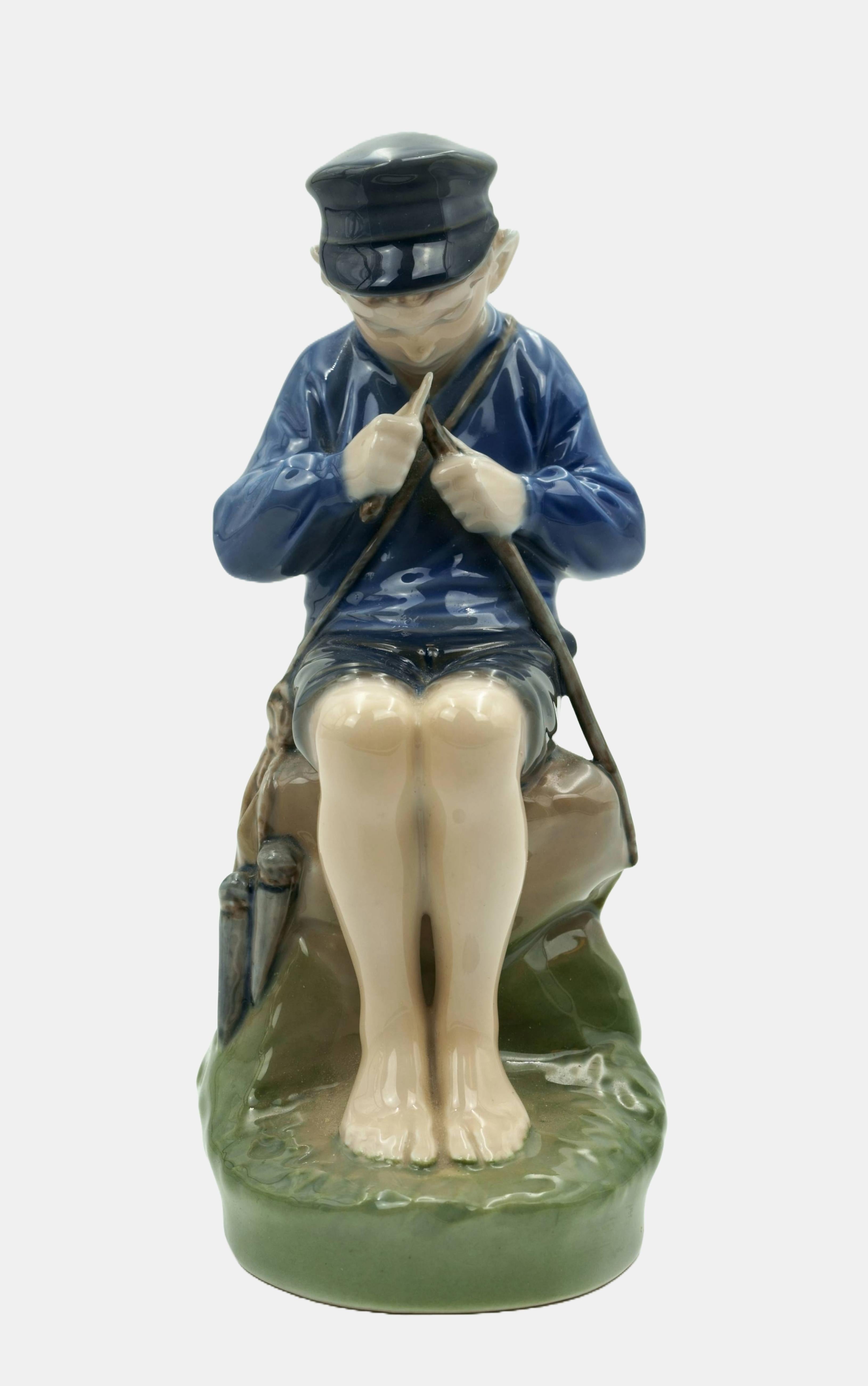 Royal Copenhagen Figura scolpita Ragazzo / - Immersa nella concentrazione