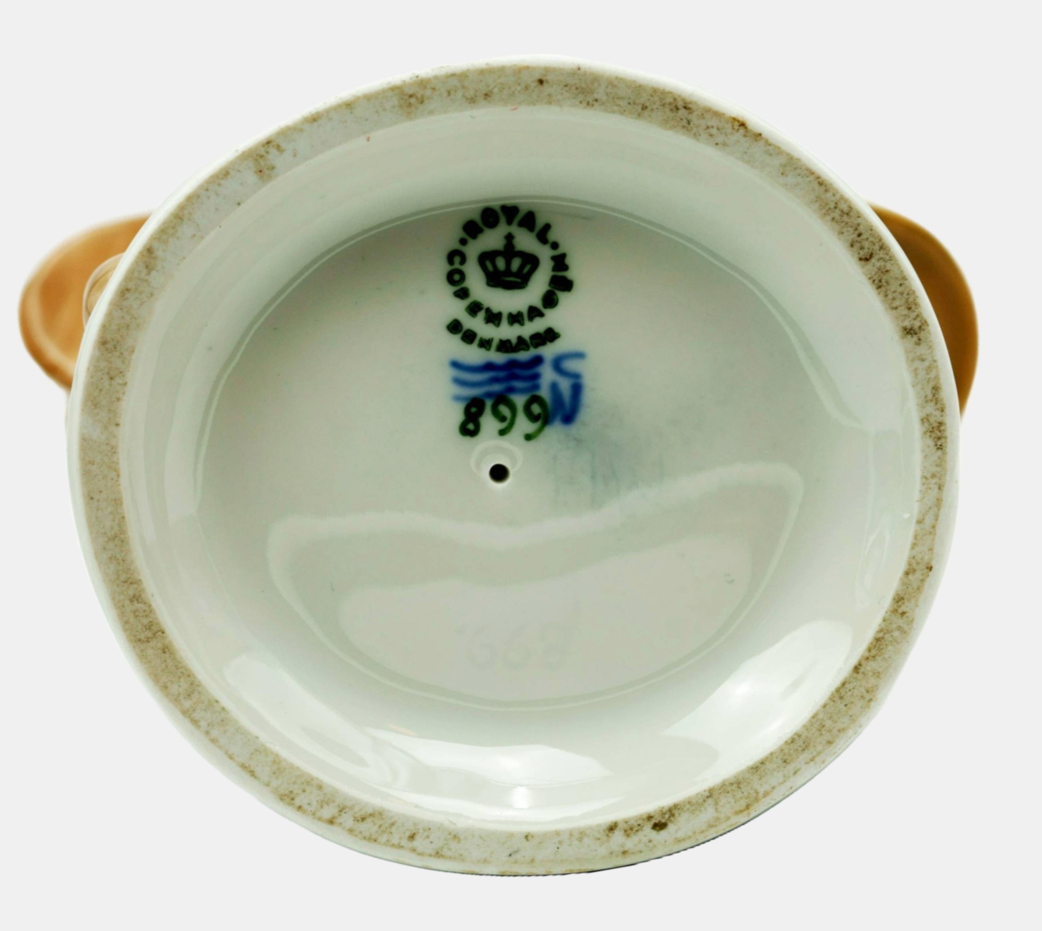 Christian Thomsen (1860 Kolding - 1921 Copenhagen), Milkmaid with stool and milk jug, designed around 1910, executed between 1975 and 1979. Model number 899. First choice. Porcelain with underglaze painting. 28.5 cm (height) x 15 cm (width) x 9 cm