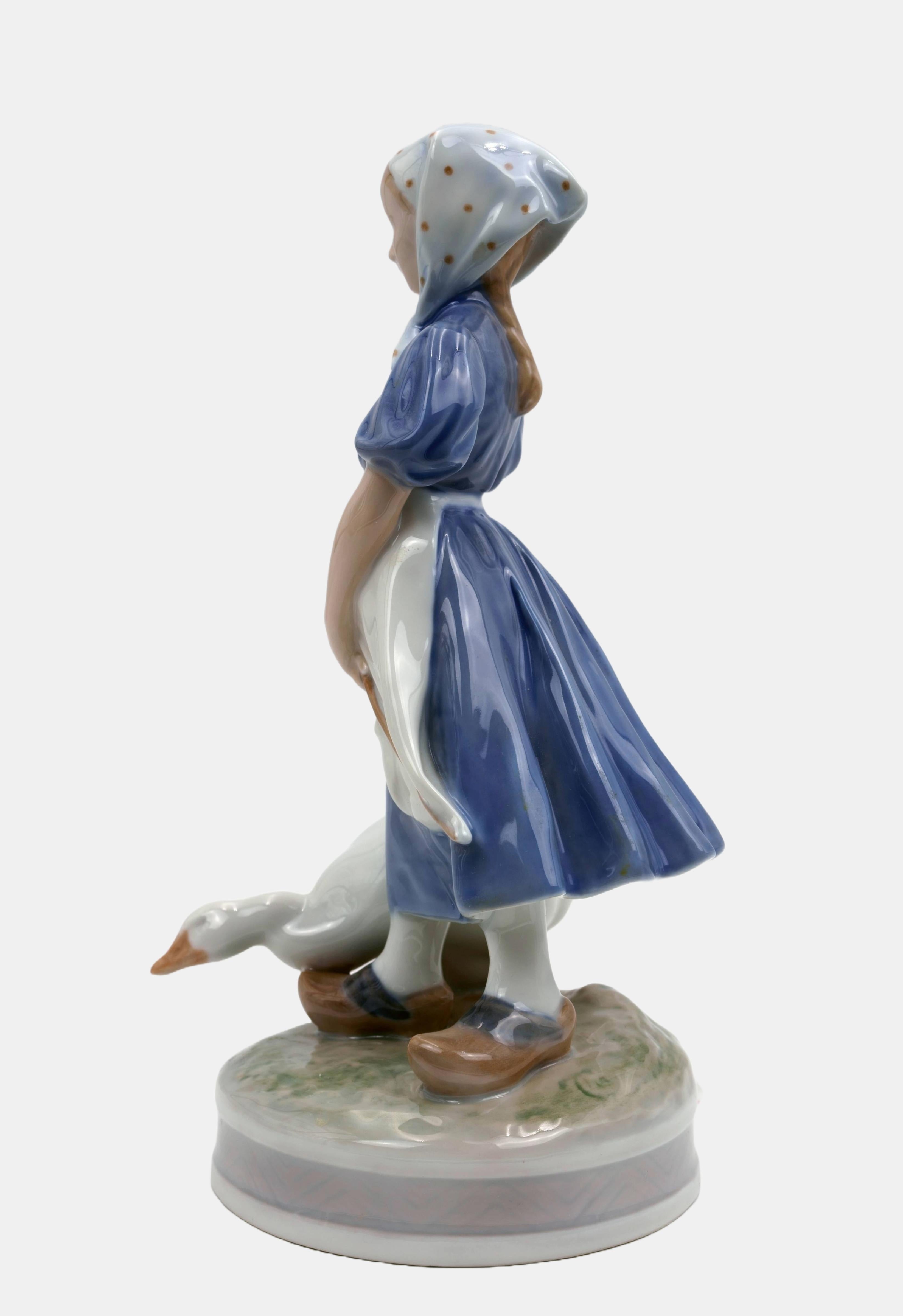 Royal Copenhagen Figur Bauern Mädchen mit Gänse / - Die Gänsemutter - (Realismus), Sculpture, von Christian Thomsen