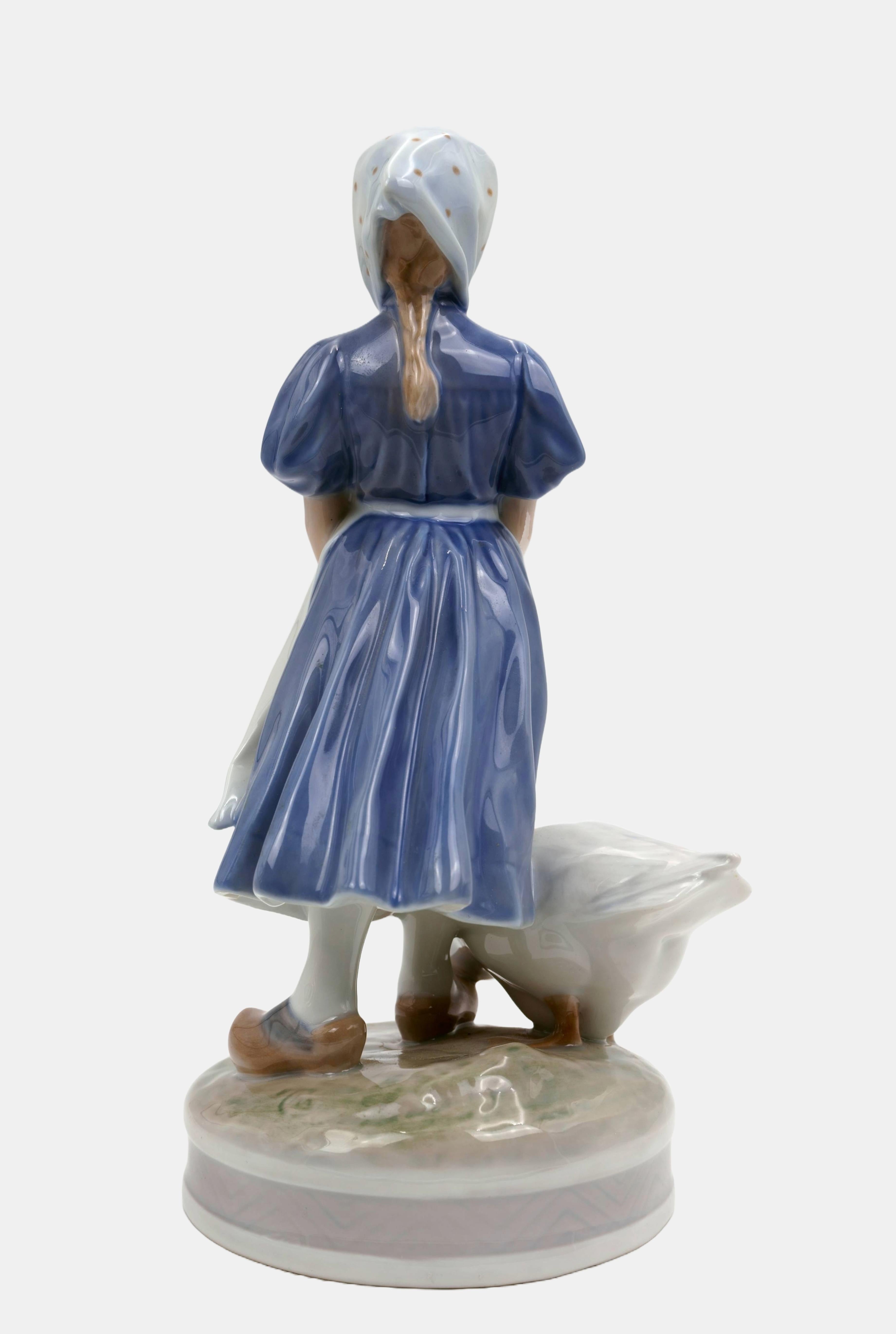 Royal Copenhagen Figur Bauern Mädchen mit Gänse / - Die Gänsemutter - (Grau), Figurative Sculpture, von Christian Thomsen