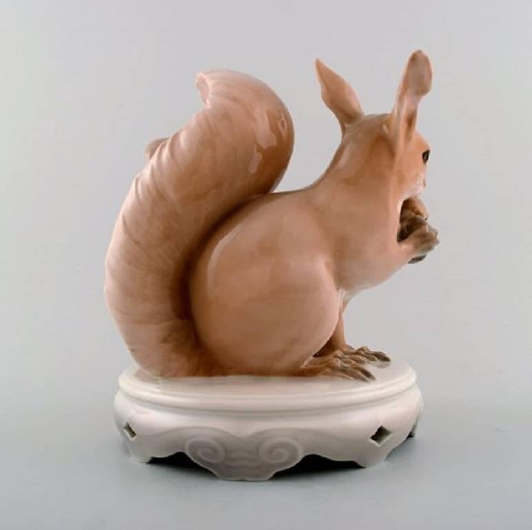 Christian Thomsen für Royal Copenhagen. 
Figurengruppe aus Porzellan in Form eines Eichhörnchenpaares Nr. 416. 
Entworfen im Jahr 1902. 
Höhe 19 cm:: Breite 16 cm. 
1. Sortiment. In perfektem Zustand. 
Literatur: Nick und Caroline Pope:: A