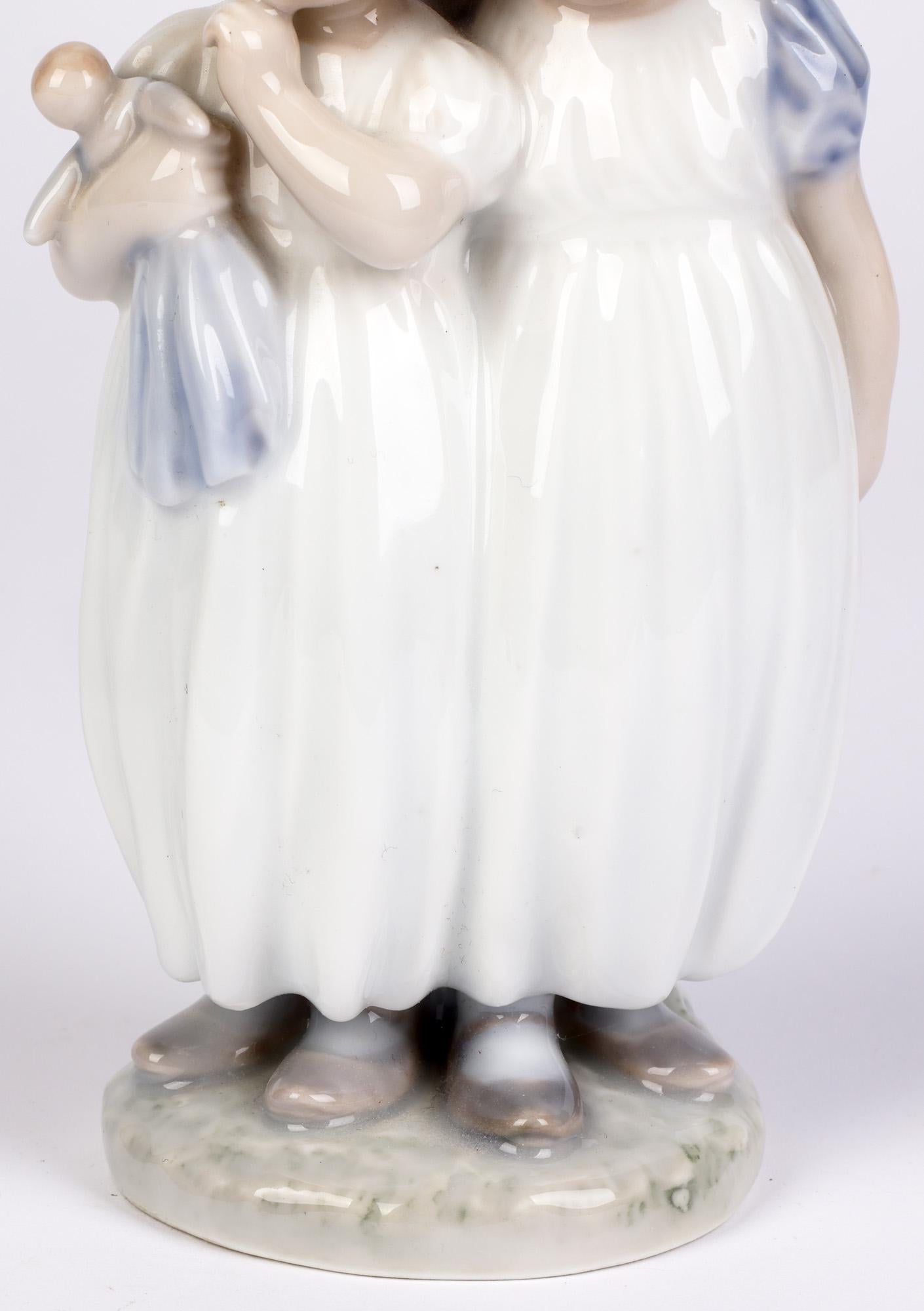 Mid-Century Modern Christian Thomsen Royal Copenhagen Deux filles et une figurine de poupée en vente