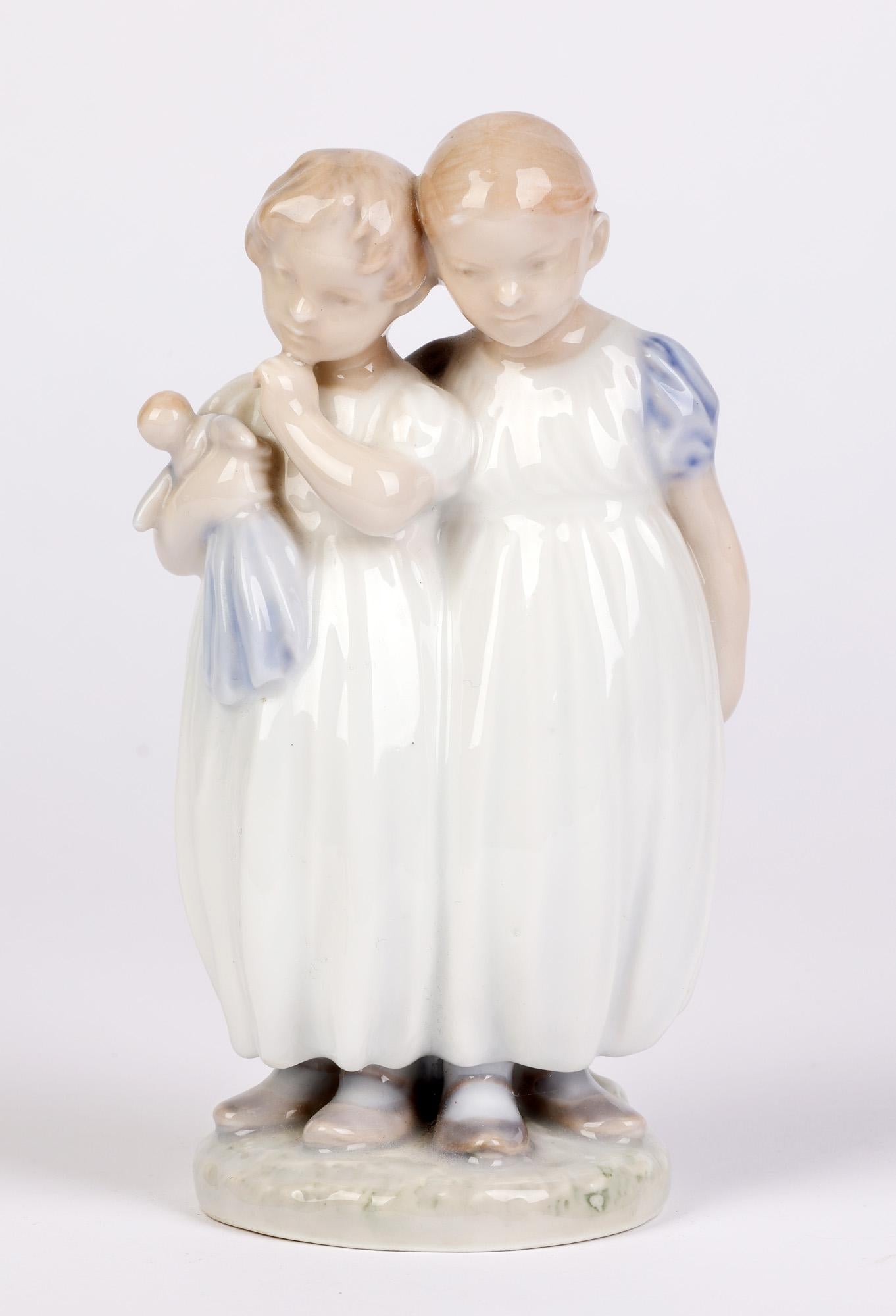 Vernissé Christian Thomsen Royal Copenhagen Deux filles et une figurine de poupée en vente