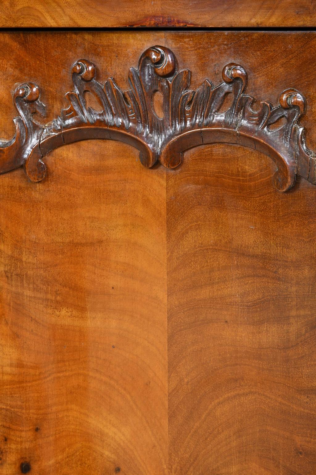Aparador con frente de serpentina Christian VIII de caoba de las Indias Occidentales, hacia 1850 en venta 6
