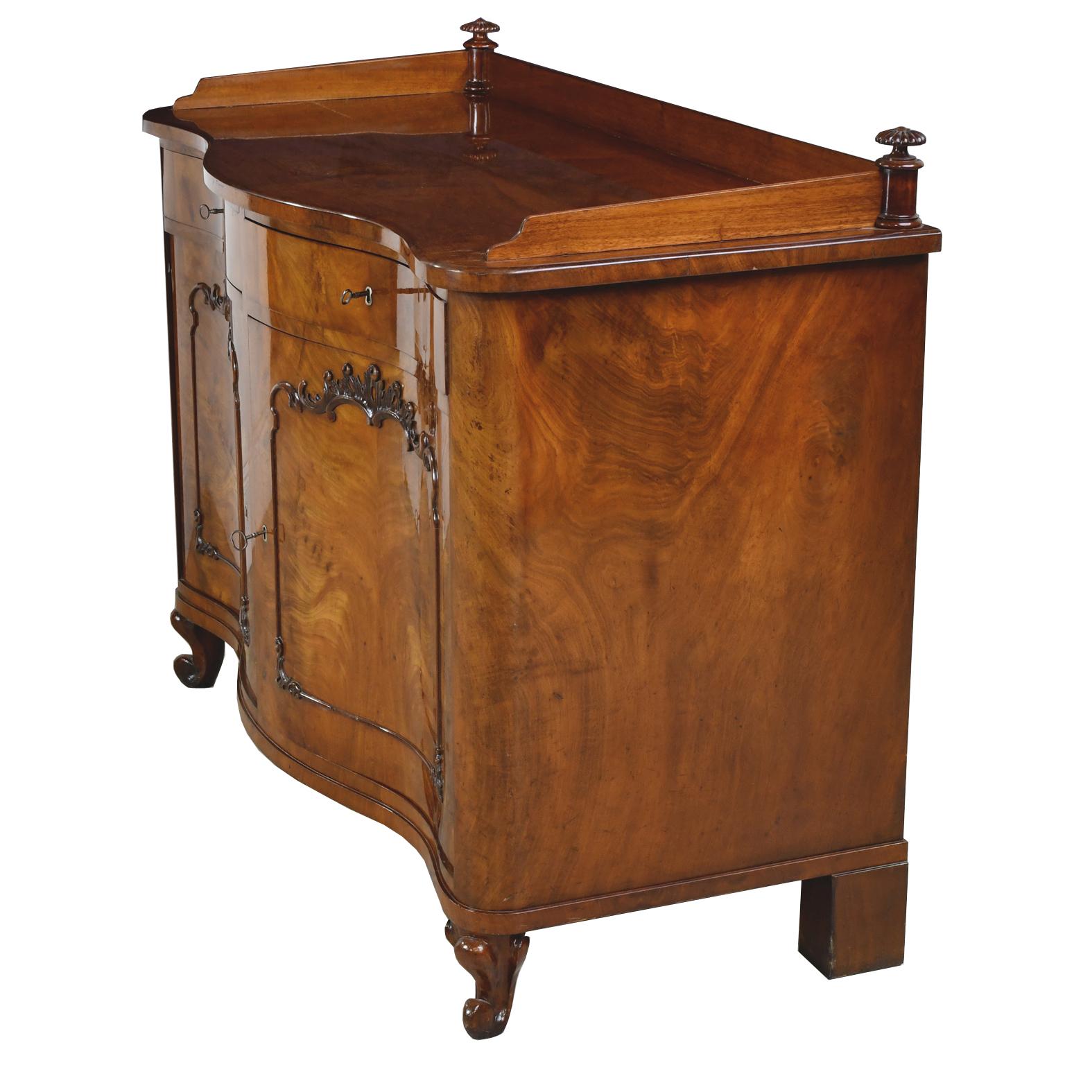 Rococo Revival Christian VIII Serpentine-Front Sideboard in West Indies Mahogany, circa 1850 For Sale