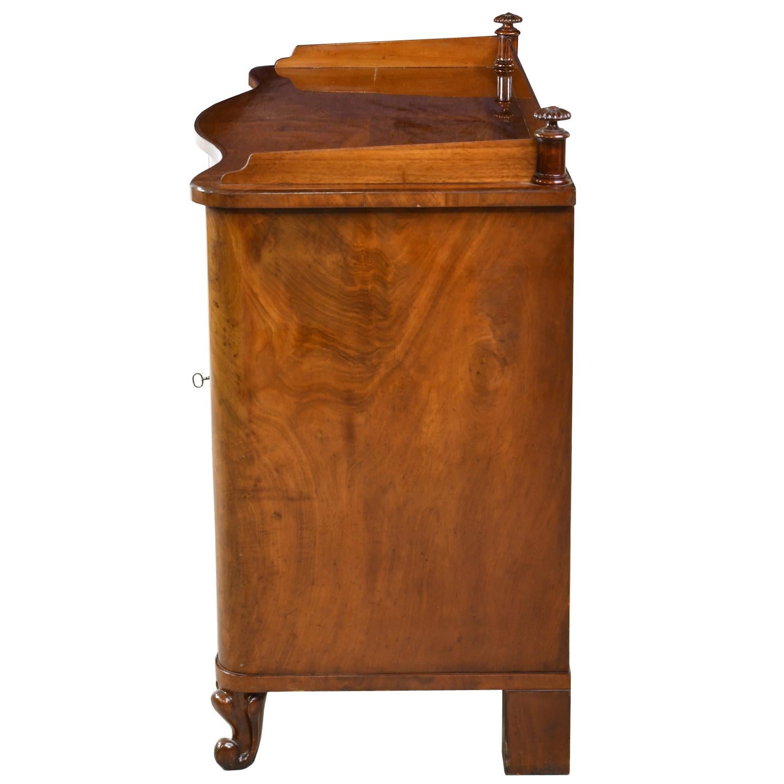Aparador con frente de serpentina Christian VIII de caoba de las Indias Occidentales, hacia 1850 Danés en venta