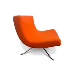 Chaise longue Christian Werner soutenue par des pieds chromés en Ligne Roset orange
