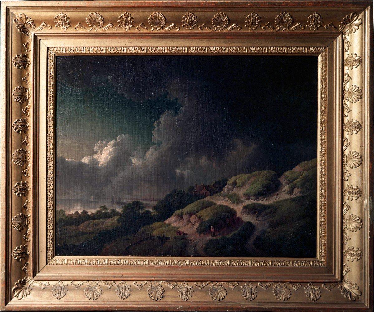 Tableau ancien – Paysage nocturne animé
Attribué au cercle de Christian Wilhelm Ernst Dietrich (1712–1774)
Huile sur toile – Dimensions : 63 x 48 cm
Cadre en bois doré d’époque, richement orné

Ce superbe paysage dramatique, baigné d’une lumière