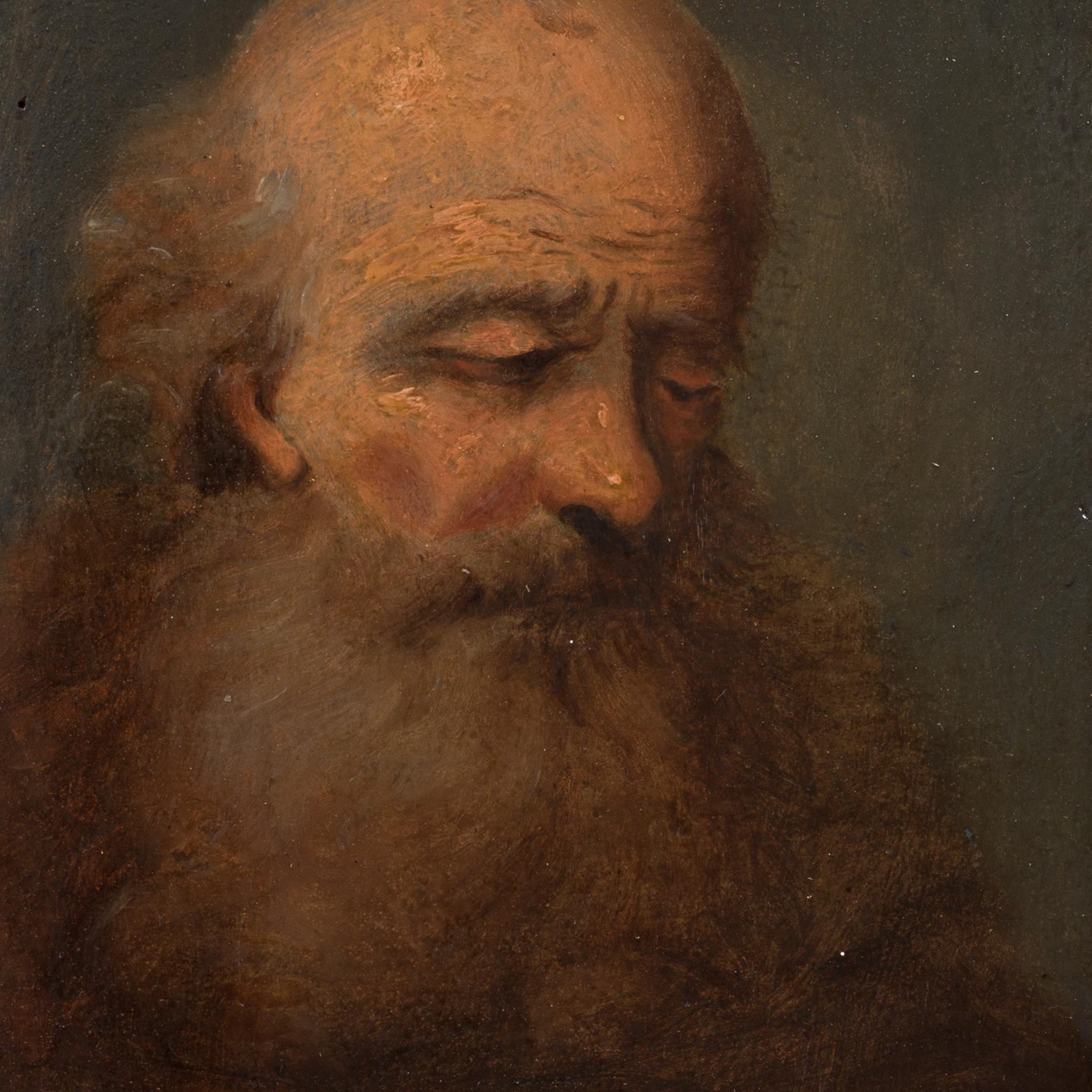 Questo dipinto a olio finemente eseguito, attribuito alla cerchia di Christian Wilhelm Dietrich, cattura l'espressione contemplativa di un uomo anziano, con lo sguardo abbassato in una tranquilla riflessione. L'artista impiega abilmente una ricca