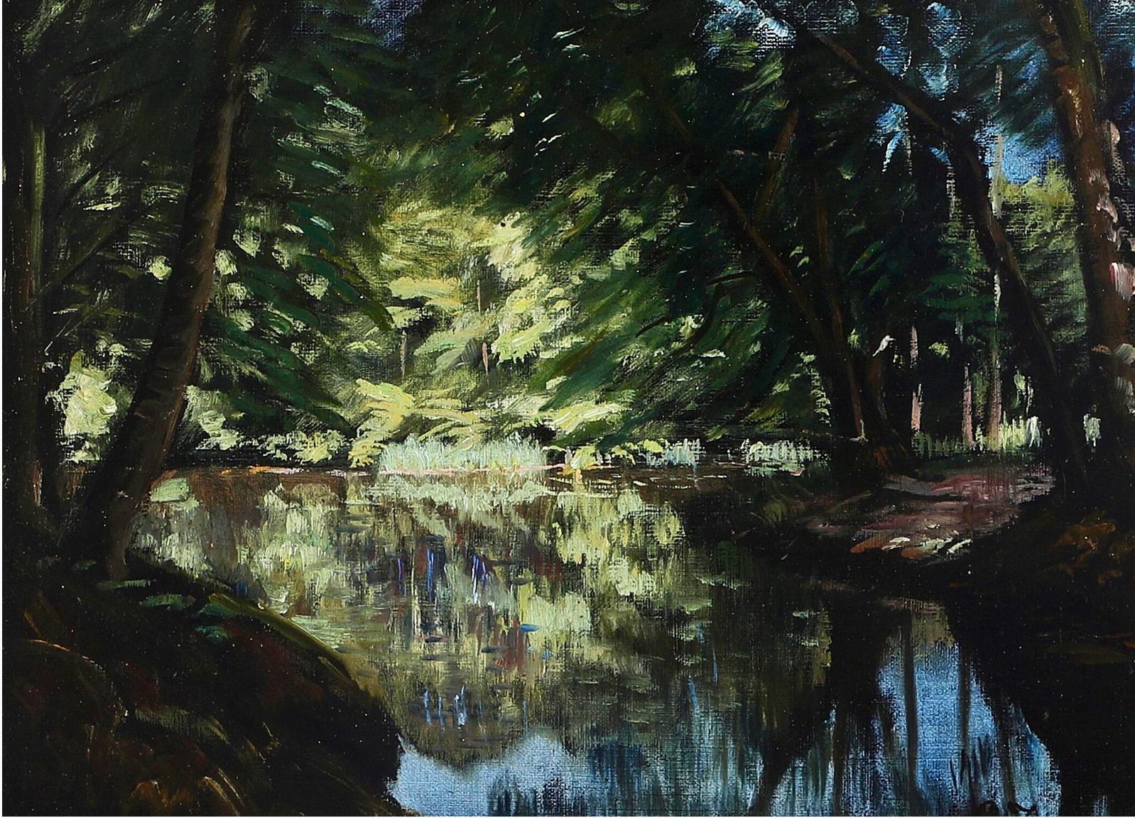 Christian Zacho, Ein stillstehender Fluss mit schattenförmigen Bäumen und einem sonnenbeschienenen Öffnungsbereich im Angebot 1