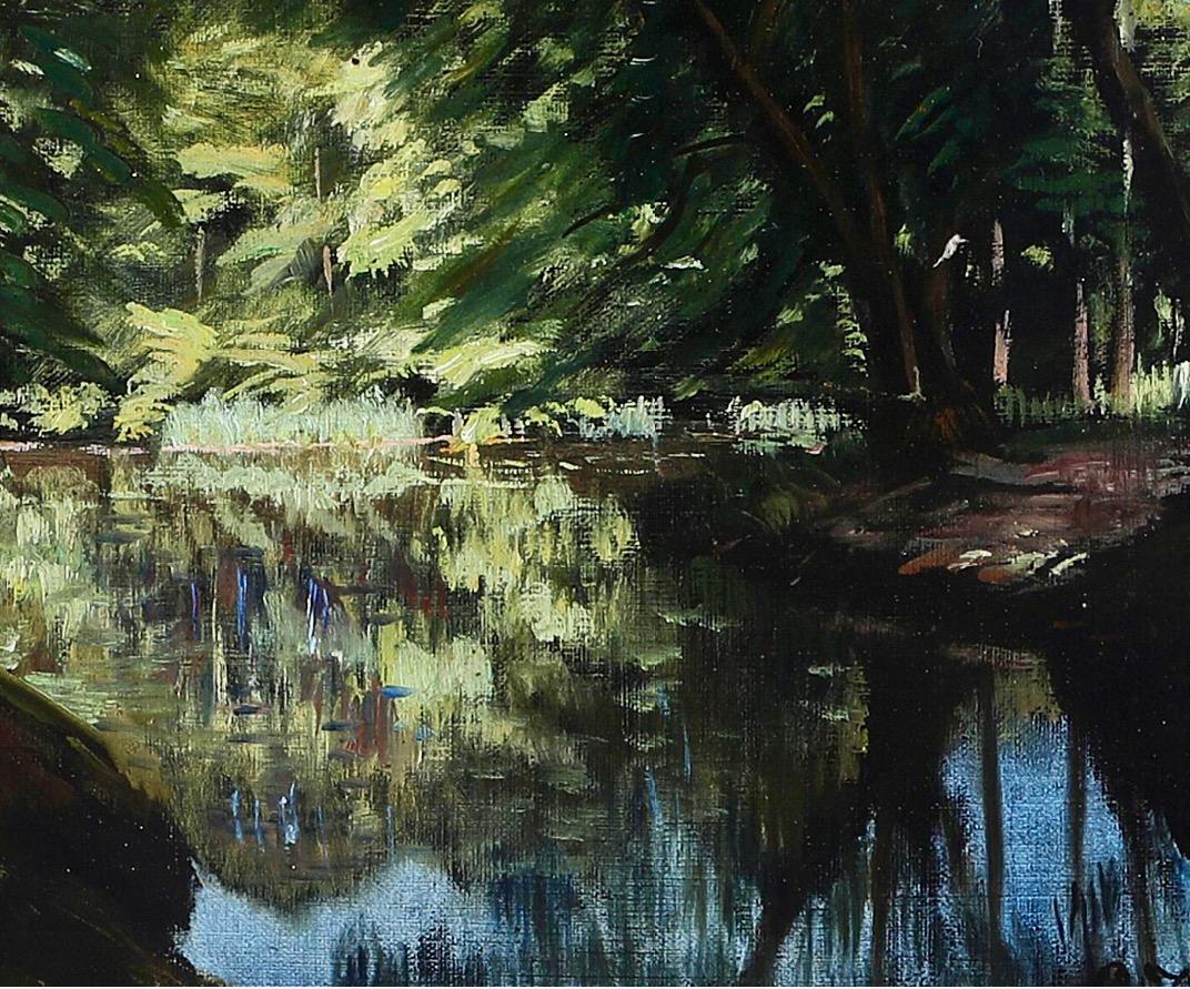 Christian Zacho, Ein stillstehender Fluss mit schattenförmigen Bäumen und einem sonnenbeschienenen Öffnungsbereich im Angebot 3
