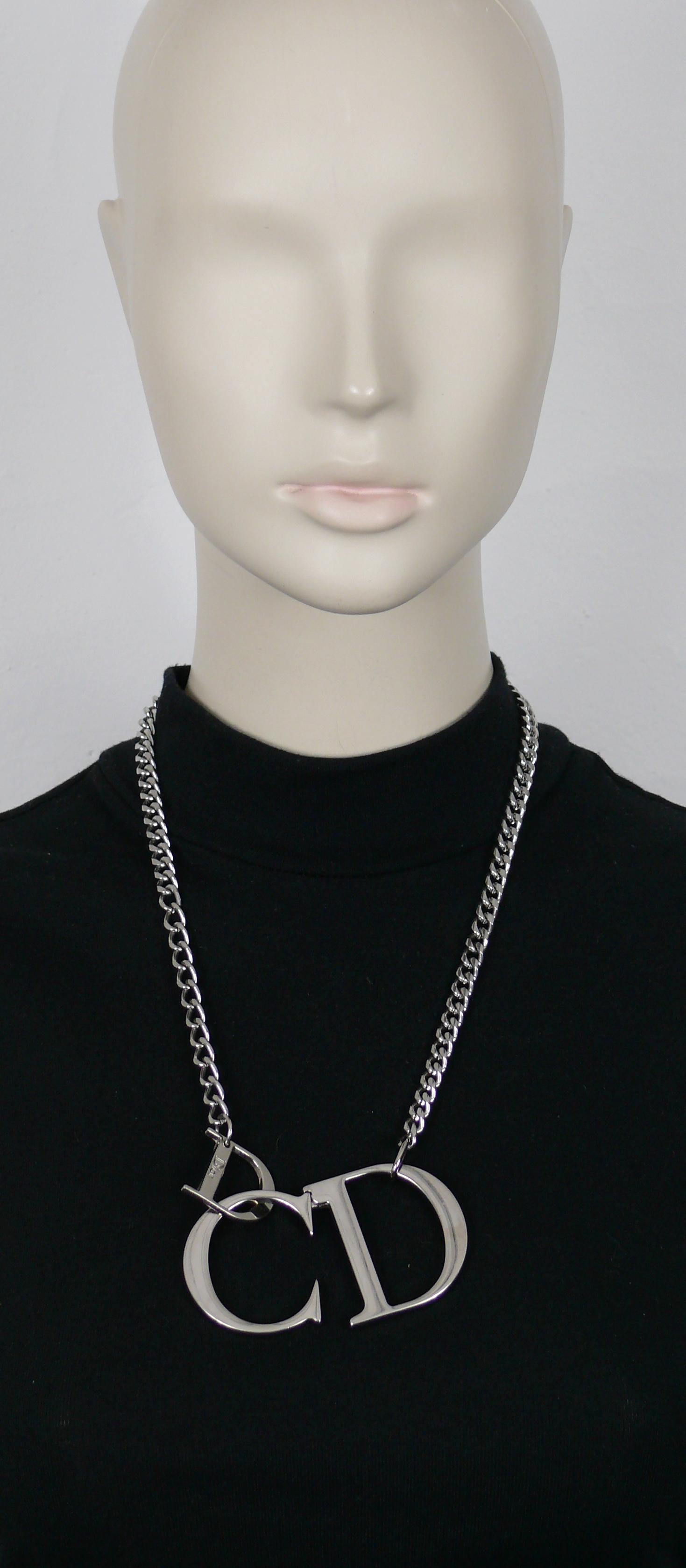 CHRISTIAN DIOR by JOHN GALLIANO silver tone chain necklace featuring a large articulated CD logo.

D hoop closure (see pictures).

Embossed CHRISTIAN DIOR on the CD logo and DIOR on the D hoop.

Indicative measurements : wearable length approx. 59